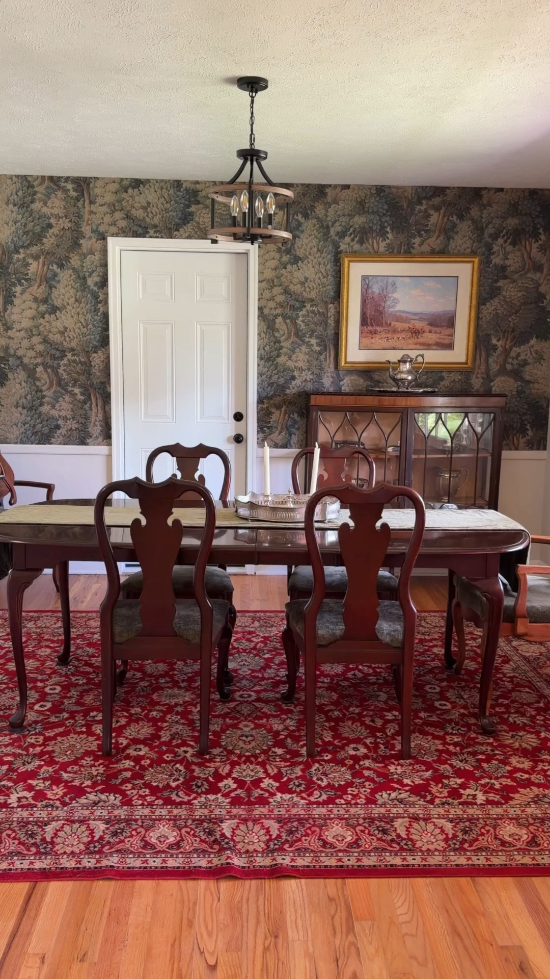 When the wallpaper IS the vibe. I wanted this room to make a statement and boy did it ever!

Featuring the Orleans Forest wallpaper from @artscape in the color Strand. Everything else was thrifted 😉 

#Wallpaper #thepolocottage #diningroom #englishcottage #Ralphlaurendecor