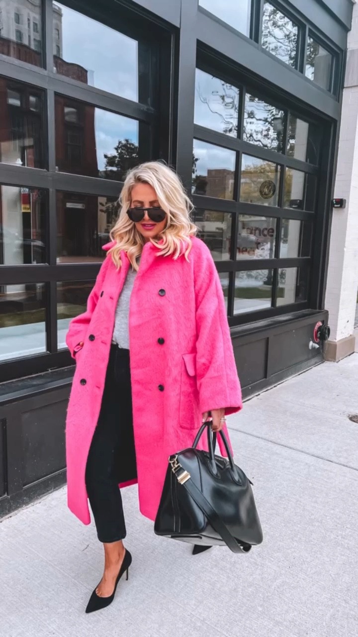 Couldn’t be more in love with this coat! (Wearing a size 8 for an oversized fit) 