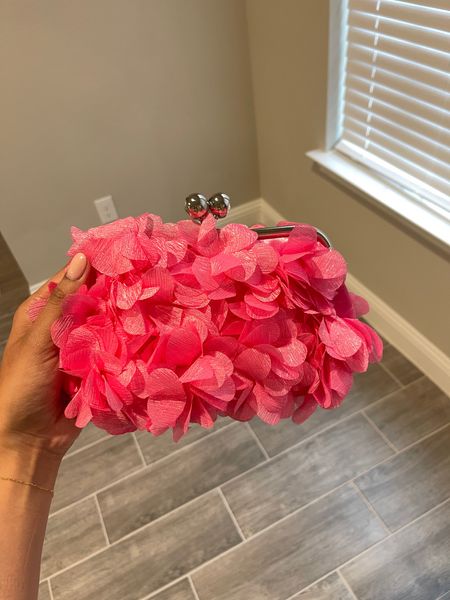 The cutest floral clutch from Amazon under $25 😍💕 
#spring #amazonfinds #wedding #prom #evening

#LTKitbag #LTKfindsunder50