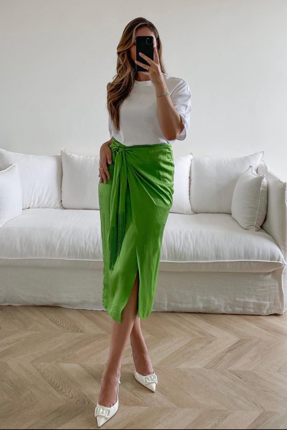 jupe midi verte, jupe mi longue fendue, tee shirt manches mi longues, tee shirt blanc en coton basique, escarpins blanc, look simple et élégant, tenue d’été colorée 

#LTKstyletip #LTKSeasonal #LTKunder50