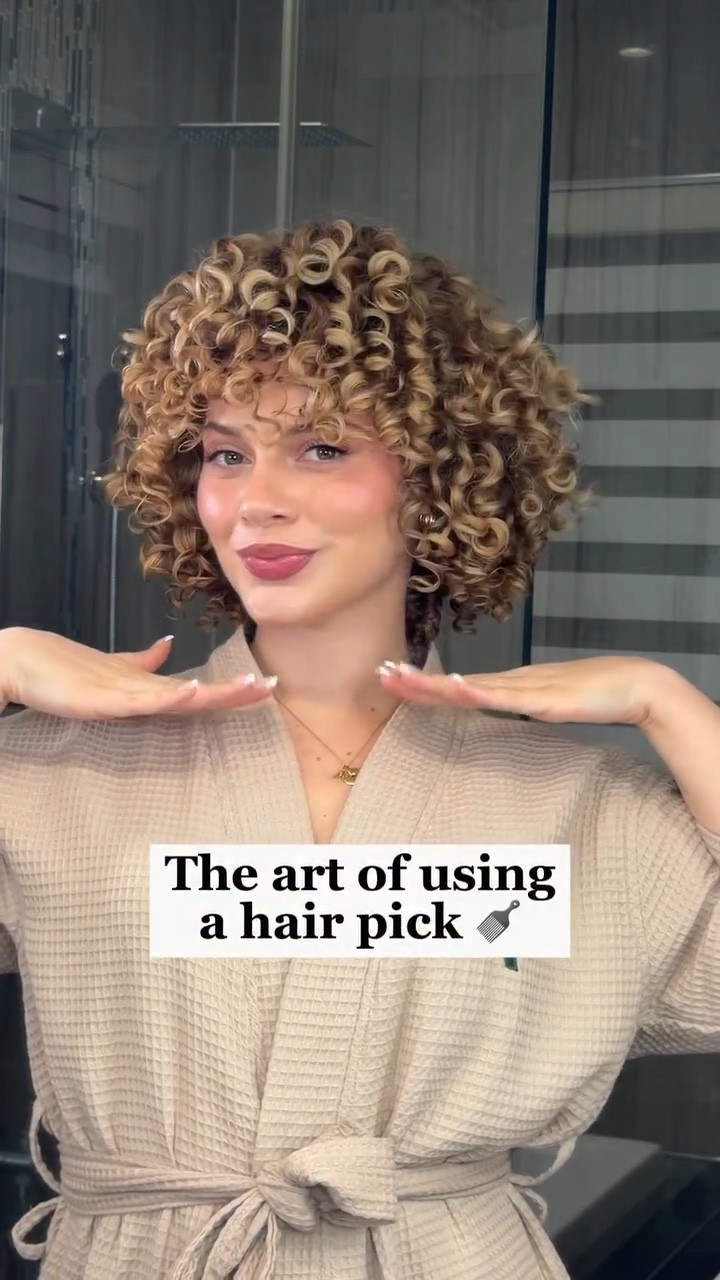 The gift of the Afro pick 🪮 — the tool that keeps on giving bigger, better hair days.

Pick the right pick for you 👇
〰️Wavy hair: wider spaces between teeth
➿Coily hair: tighter spaces between teeth
My personal picks are linked in my LTK!

⚠️Note: if your roots are straighter or smoother (with less curl), this routine — especially phase one — might not give the same results! Focus instead on:
✨ styling and setting your curls for max root volume
✨ using thickening or texturizing products
✨ massaging your scalp
✨ and using techniques that mimic teasing/backcombing (without brushing out the curl!)

Remember; the bigger the hair, the harder they stare 💫
#curlyhair #protip #manesbymell