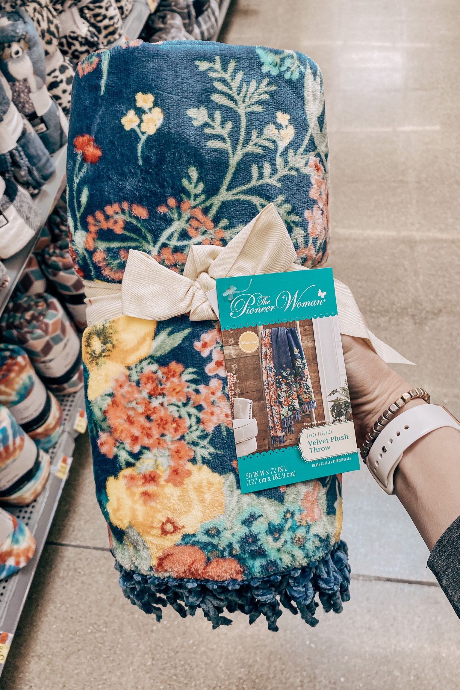 🖤 I am hands down in love with this throw blanket! It is seriously the softest blanket ever & priced so well at $14.98! And it is reversible also! This print was my favorite. 