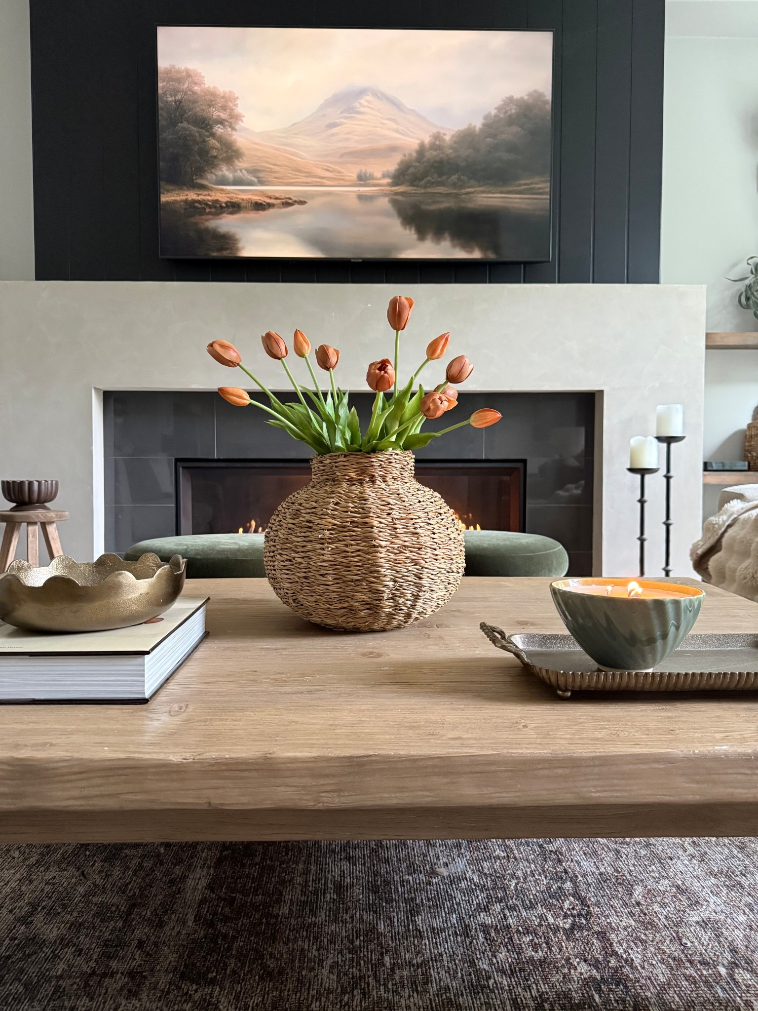 Calm and subtle Spring.. coffee colored tulips🤎..I think these are a perfect way to ease into the next season…
