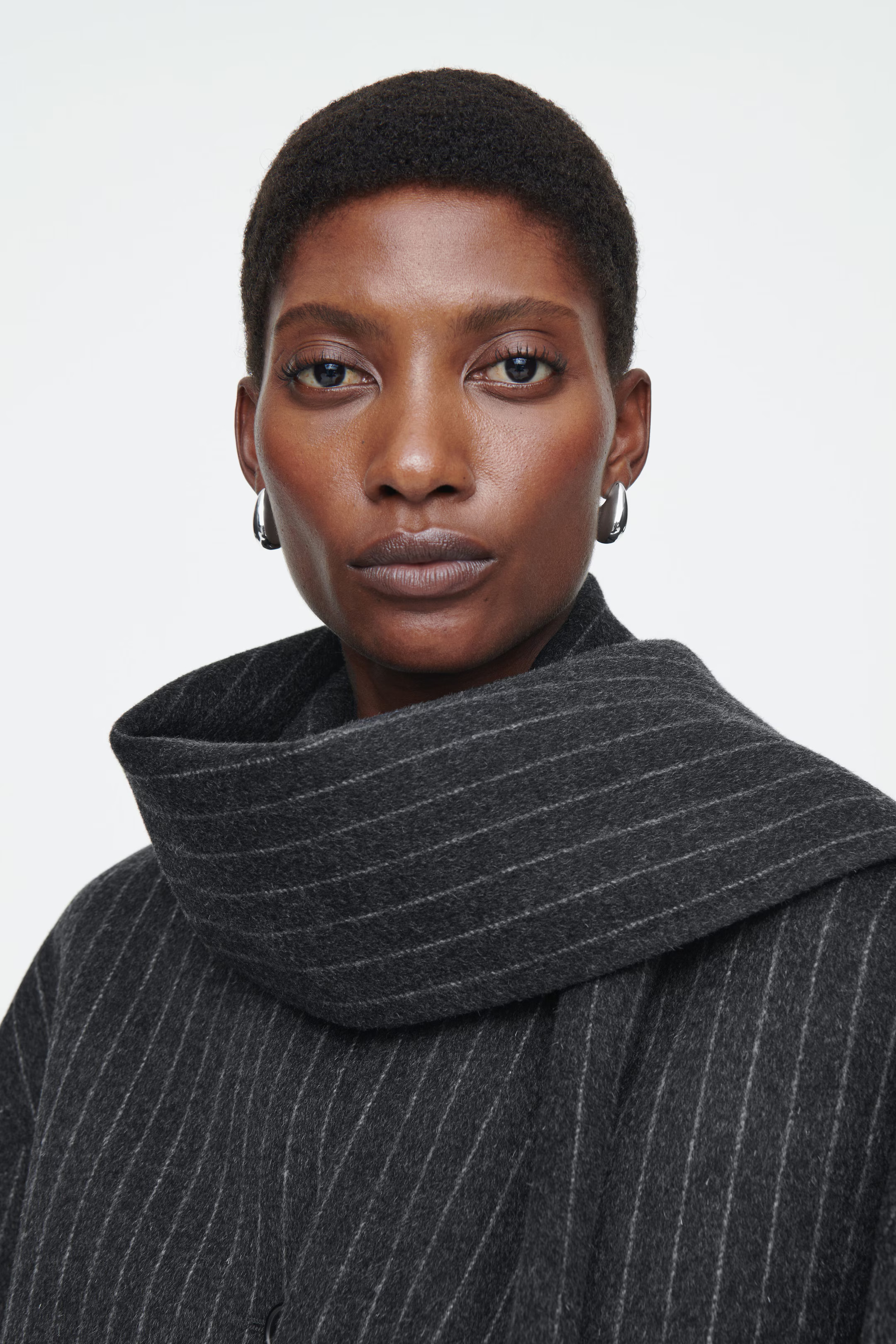 GIACCA OVERSIZE MISTO LANA CON SCIARPA INTEGRATA - ANTRACITE / GESSATO | COS (EU)