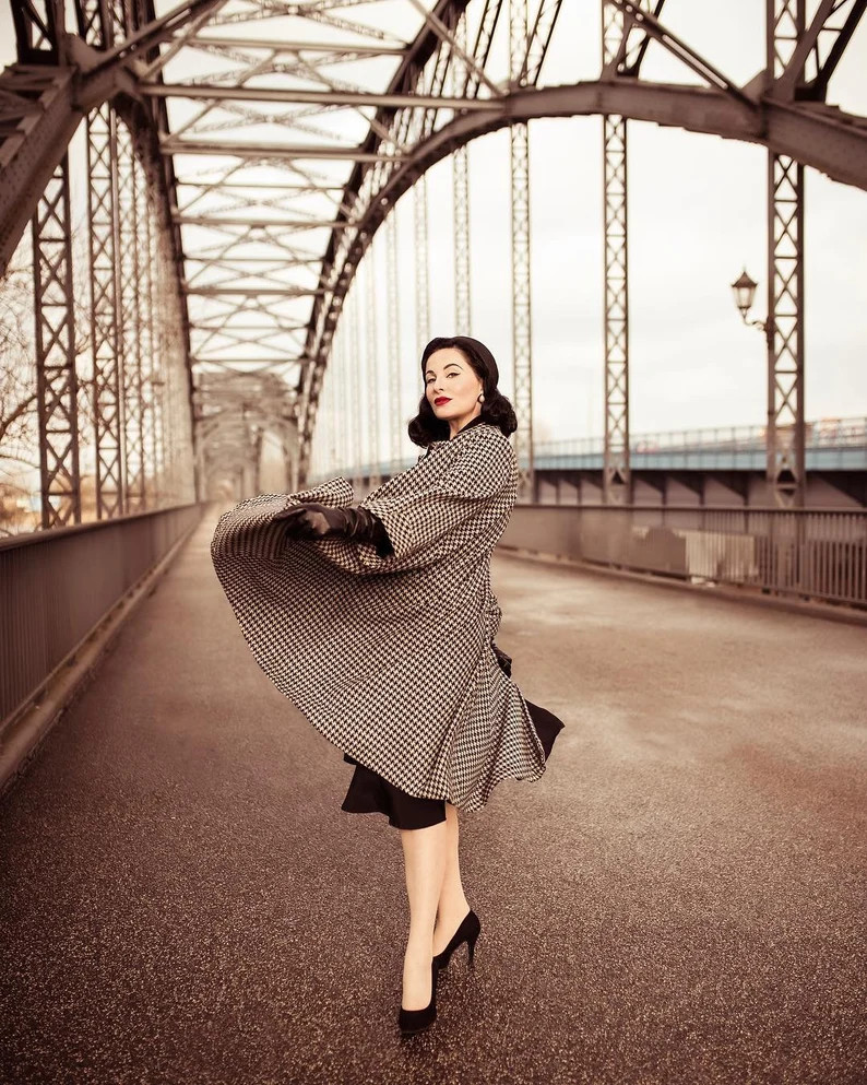 43-Zoll-Swing-Mantel mit Hahnentrittmuster von The Seamstress of Bloomsbury Klassische authentisc... | Etsy (US)