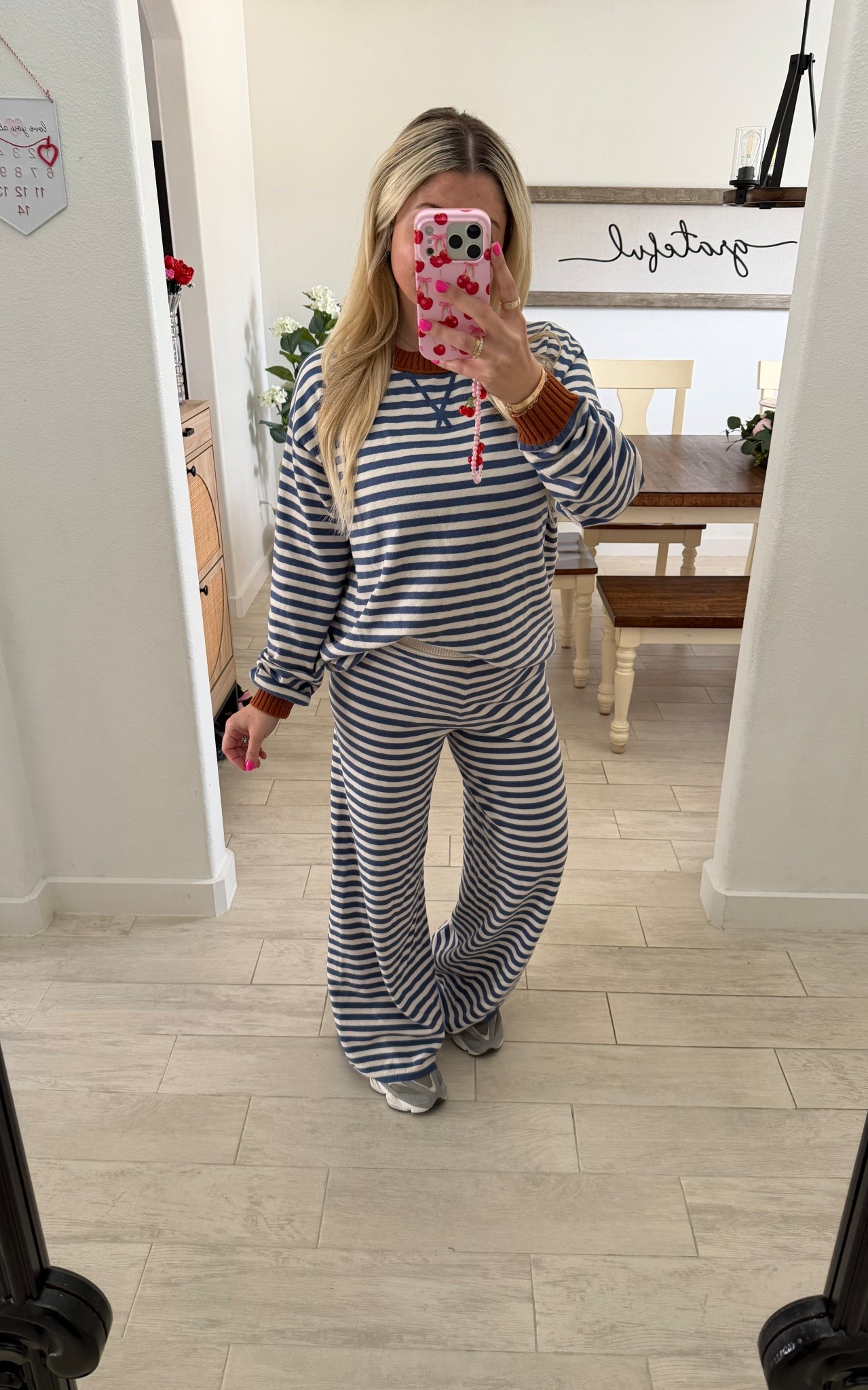 Comfy cute outfit
Xs sweater 
Small pants 
New balance sneakers 
Aerie outfit

#LTKootd