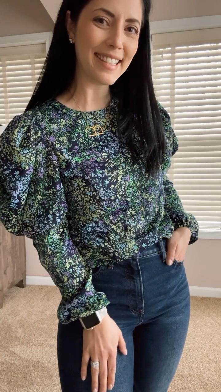 Sharing the cutest spring blouse from @walmart! Wearing an xsmall. It’s slightly snug but not uncomfortable, so I would stay true to size! 🤍
•
#springfashion #outfitinpo #blouse #workwear #floralprint #spring

#LTKFind #LTKunder50