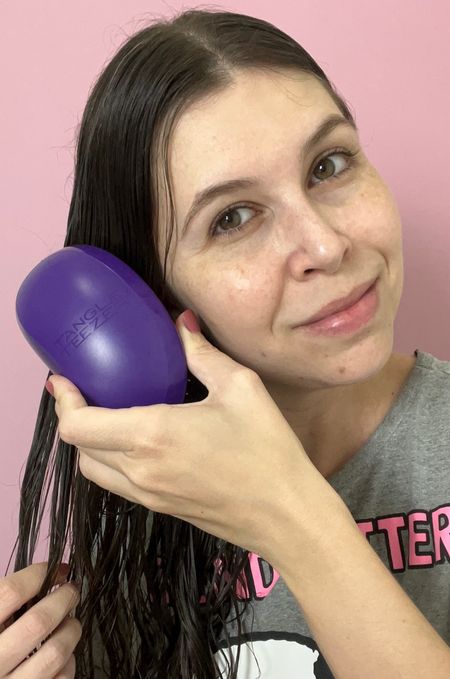 Bora cuidar dos cabelos? Comecei recentemente a usar a escova Tangle Teezer para desembaraçar os cabelos após lavá-los e estou amando! 😍

Ela foi projetada para evitar a quebra e tensão nos fios durante a escovação, e pode ser usada nos cabelos molhados e secos! 

Além disso, tem um tamanho perfeito para carregar na bolsa!

#tangleteezer #renatacarbonero #haircare #renner #escovadecabelo 

#LTKbeauty #LTKbrasil