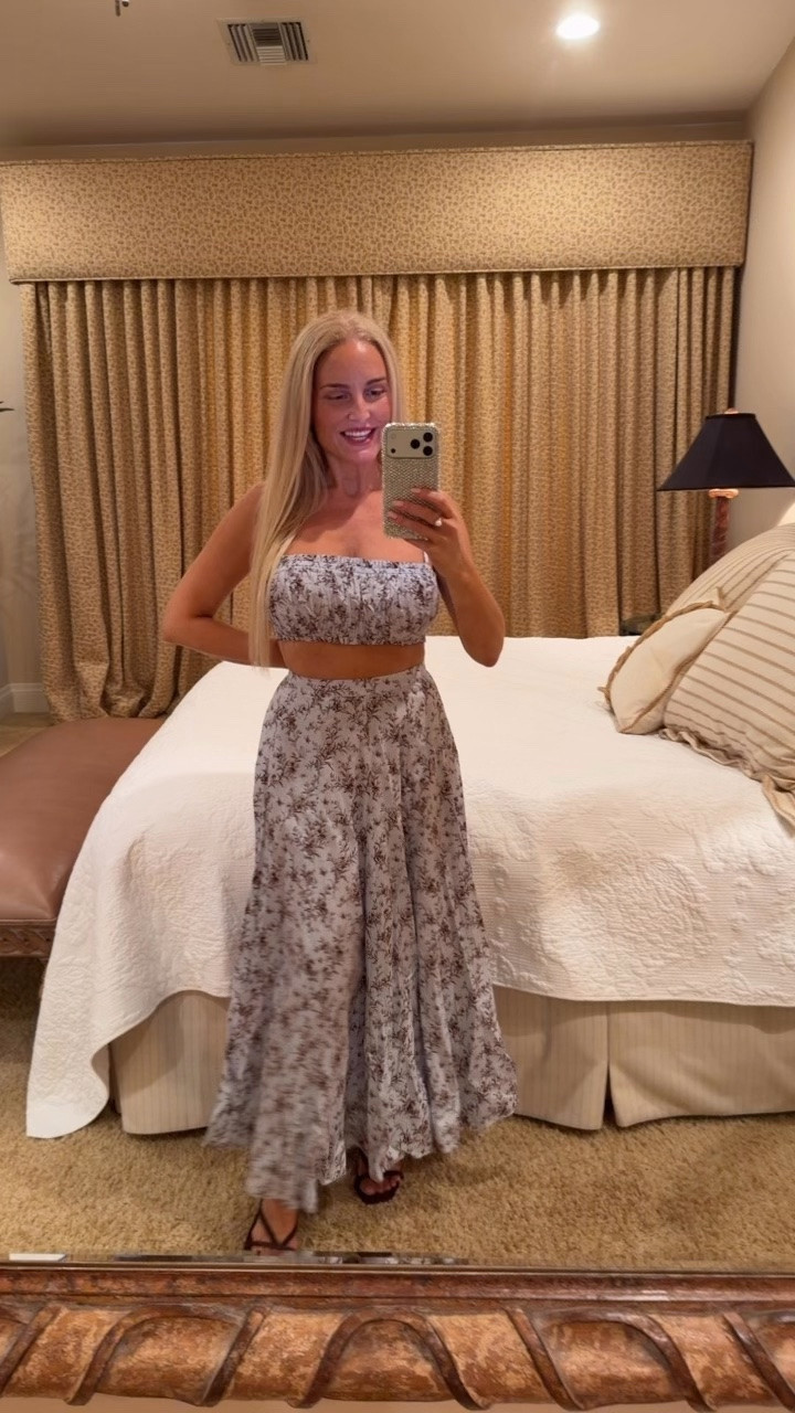 A cute fall vacation outfit. Love a matching skirt set!