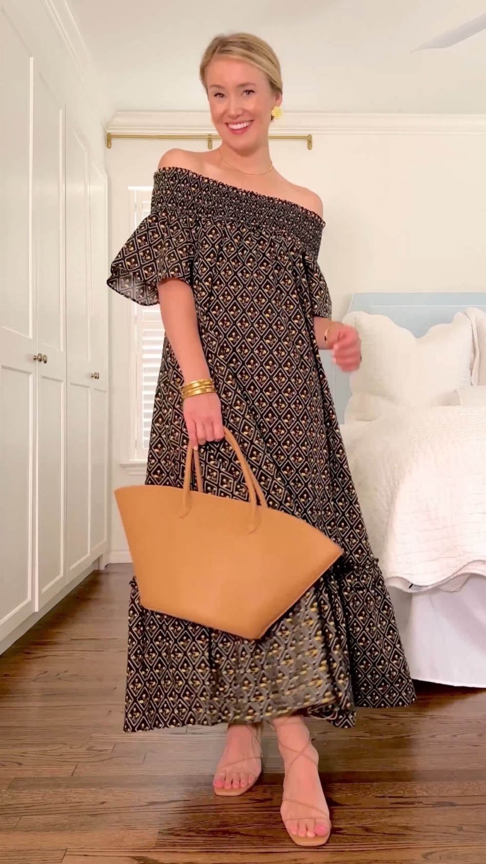 This off the shoulder maxi is so elegant and flattering! Perfect for date night.

SIZING:

Dress // wearing an XS, order your usual size
Shoes // order your usual size
Bag // a few years old!