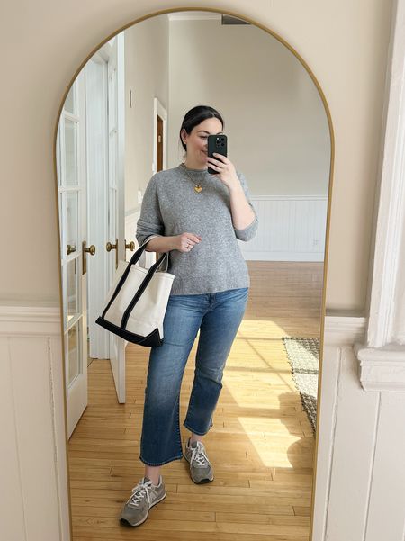 Casual mom outfit, postpartum outfit 