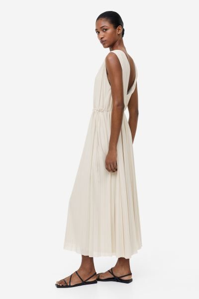 A-line pleated dress | H&M (UK, MY, IN, SG, PH, TW, HK)
