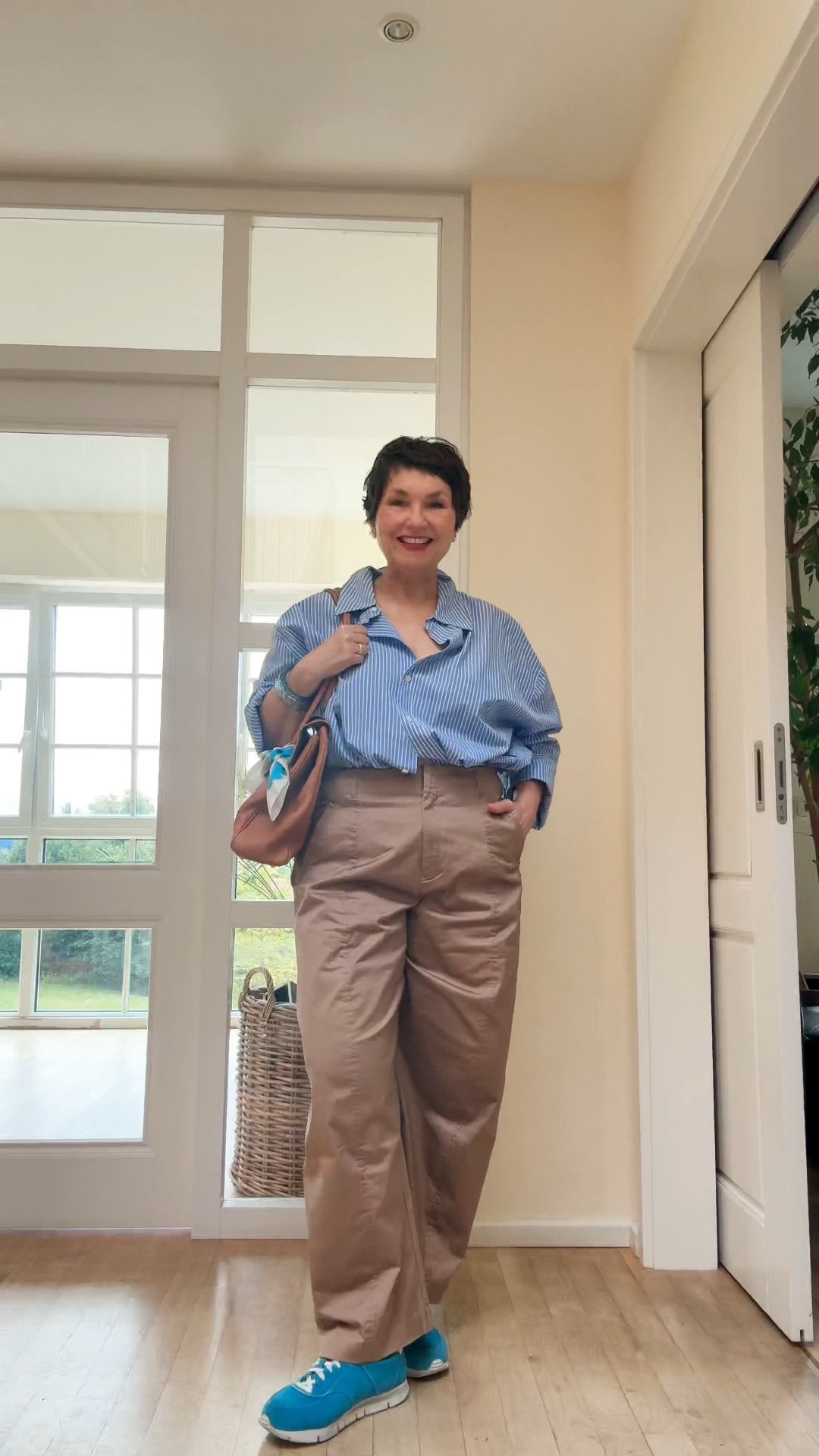 fall outfits women over 50: braune Barrel Hose, blaues Streifenhemd, helle Jacke

#LTKdeutschland #LTKü50 #LTKautumn