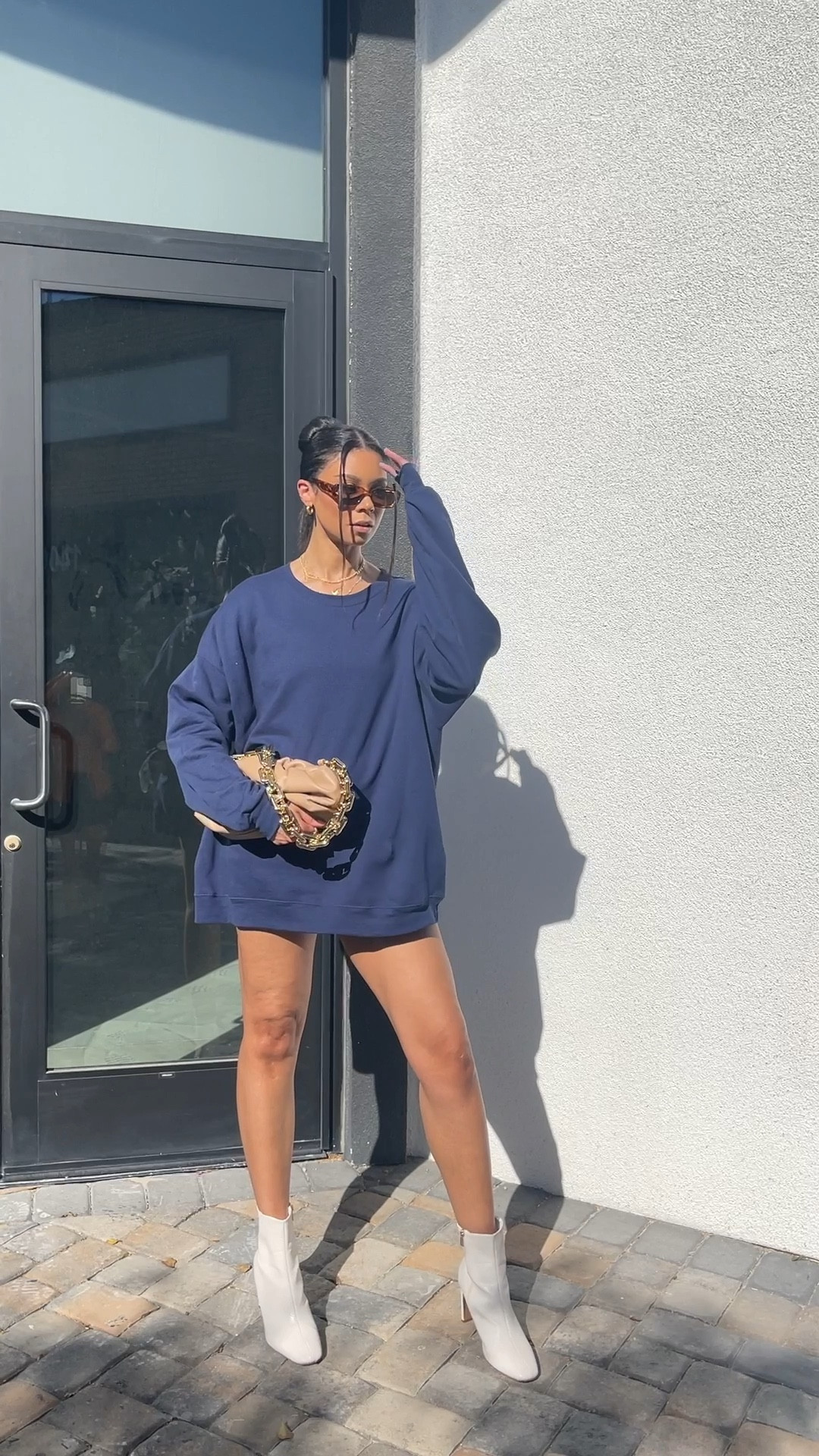 Sweater dress, sweatshirt, oversized sweatshirt, claw clips, casual outfit, white boots 
