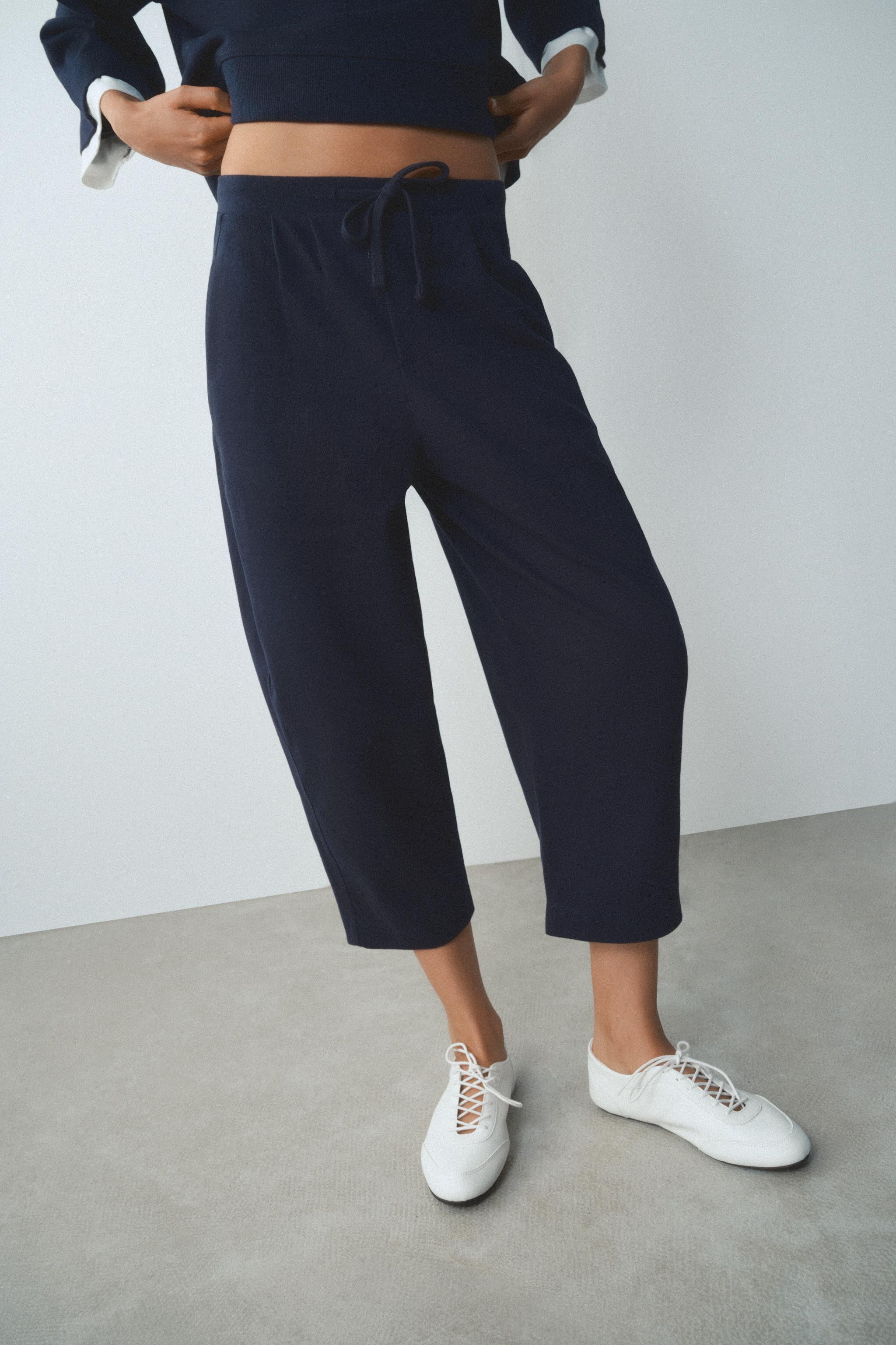 Trousers with main fabric made from cotton yarn. Mid-rise with an adjustable elastic waistband fe... | Zara US