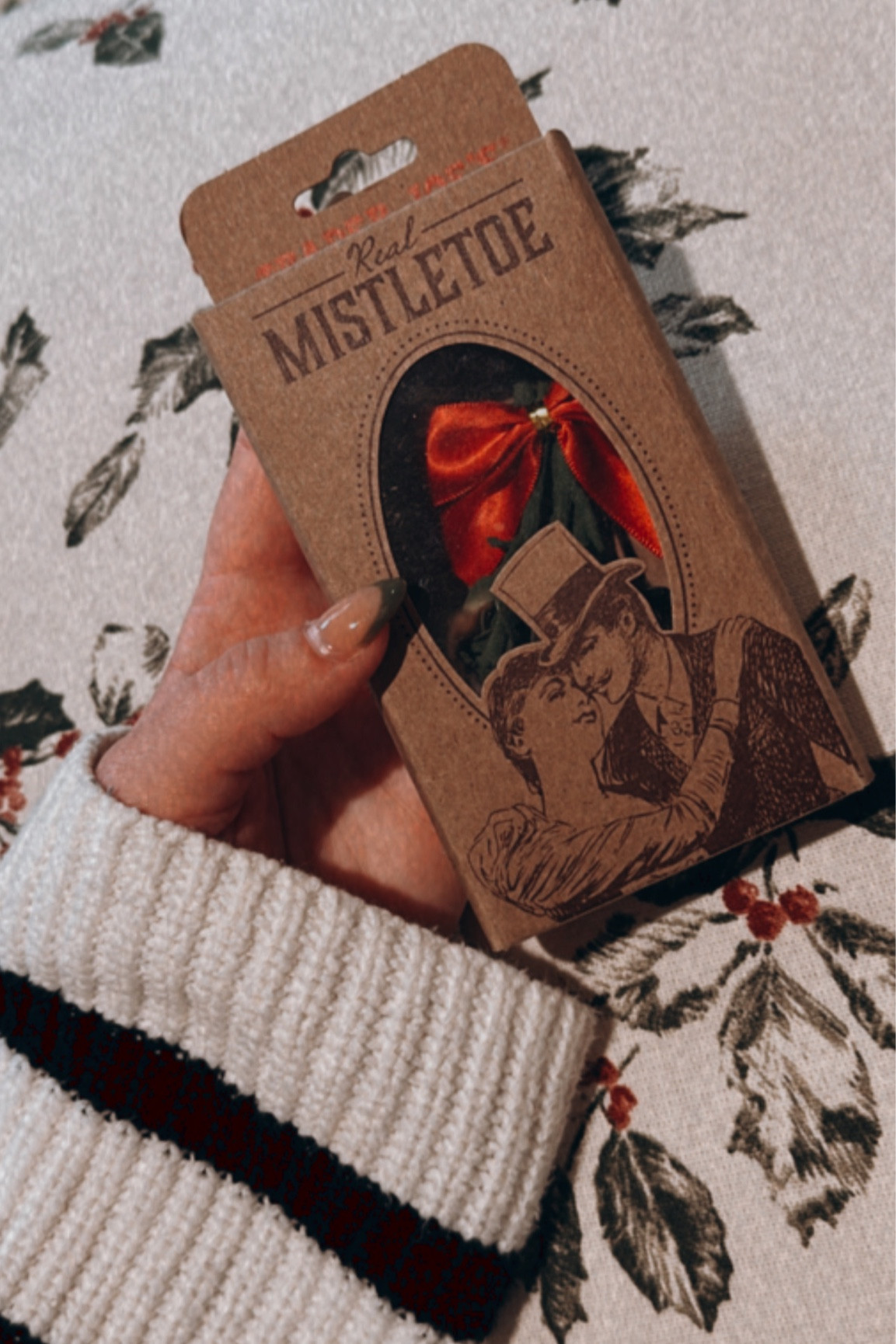 Meet me underneath the mistletoe 😘

#christmas #holiday #kiss #mistletoe #traditions #traderjoes #target #h&m #sweater #decor #christmasdecorations

#LTKHoliday #LTKfamily #LTKSeasonal