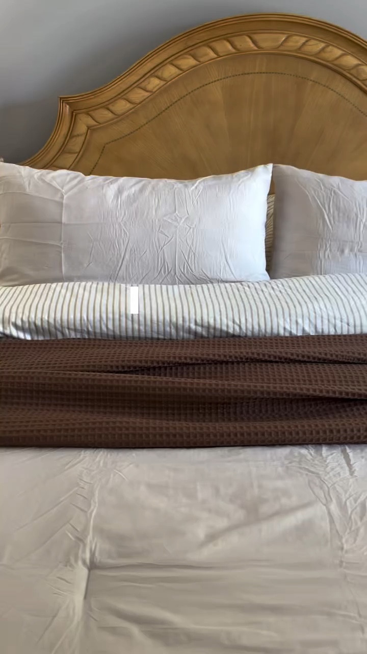 Nothing like sleeping in fresh clean bedsheets 🤎🤍😌

#asmr #newbedsheets #momlife #explore #amazonfinds