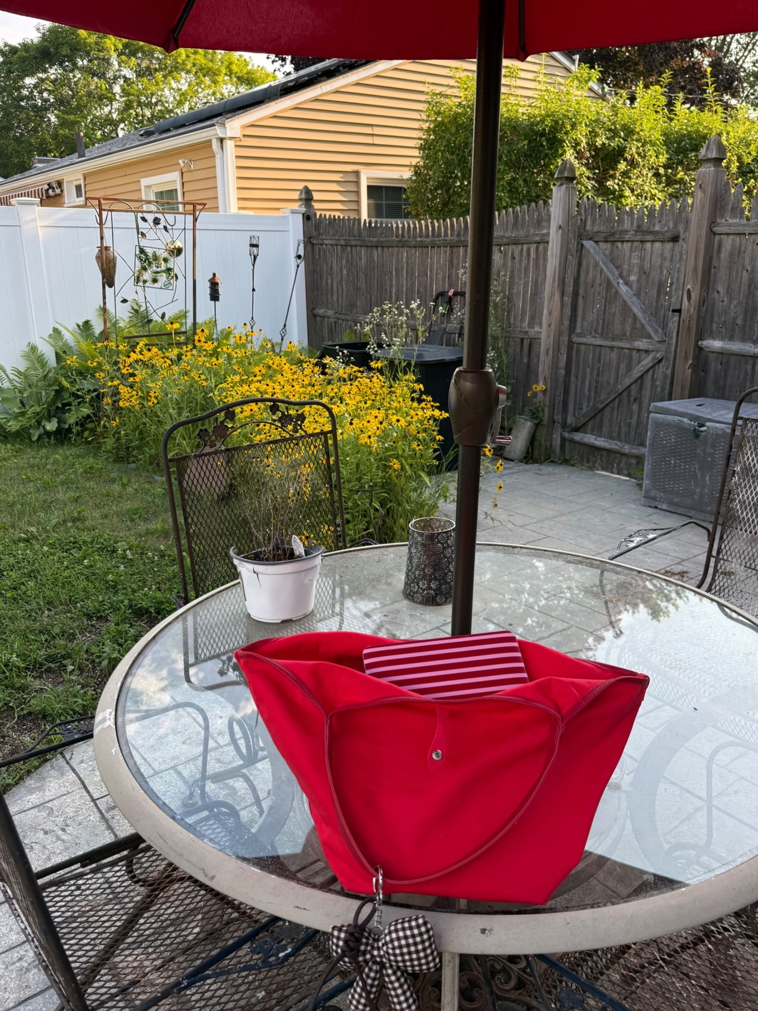 Summer evenings, fresh flowers, and the tote I’ve been carrying everywhere lately. ❤️🌼 Linking everything I can!

#LTK #LTKFinds #LTKStyle #SummerStyle #EverydayStyle #SummerEssentials #ToteBag #RedAccessories #CasualStyle #DailyOutfit #LifestyleCreator #AmazonFinds #SummerVibes #HomeAndStyle #gap #bagcharm #target #amazon #laptopcase

#LTKdayinmylife #LTKTravel #LTKSeasonal