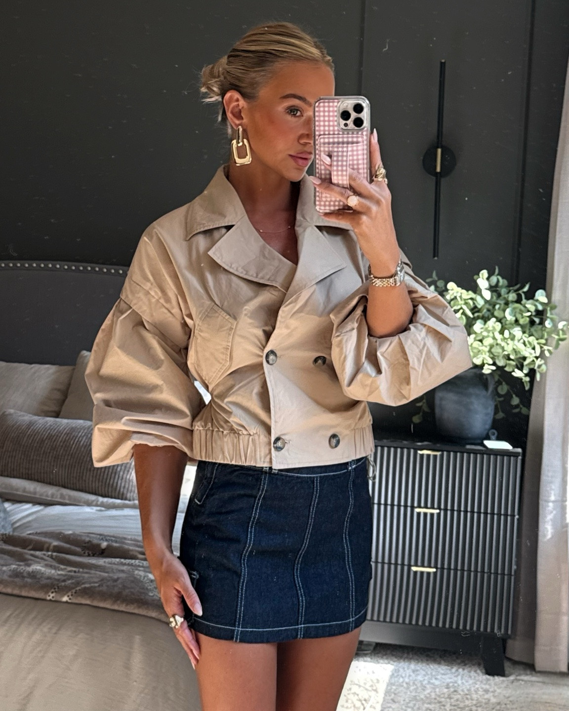 The cropped trench styled a different way! So chic -

35% off code - ASHLEYS35