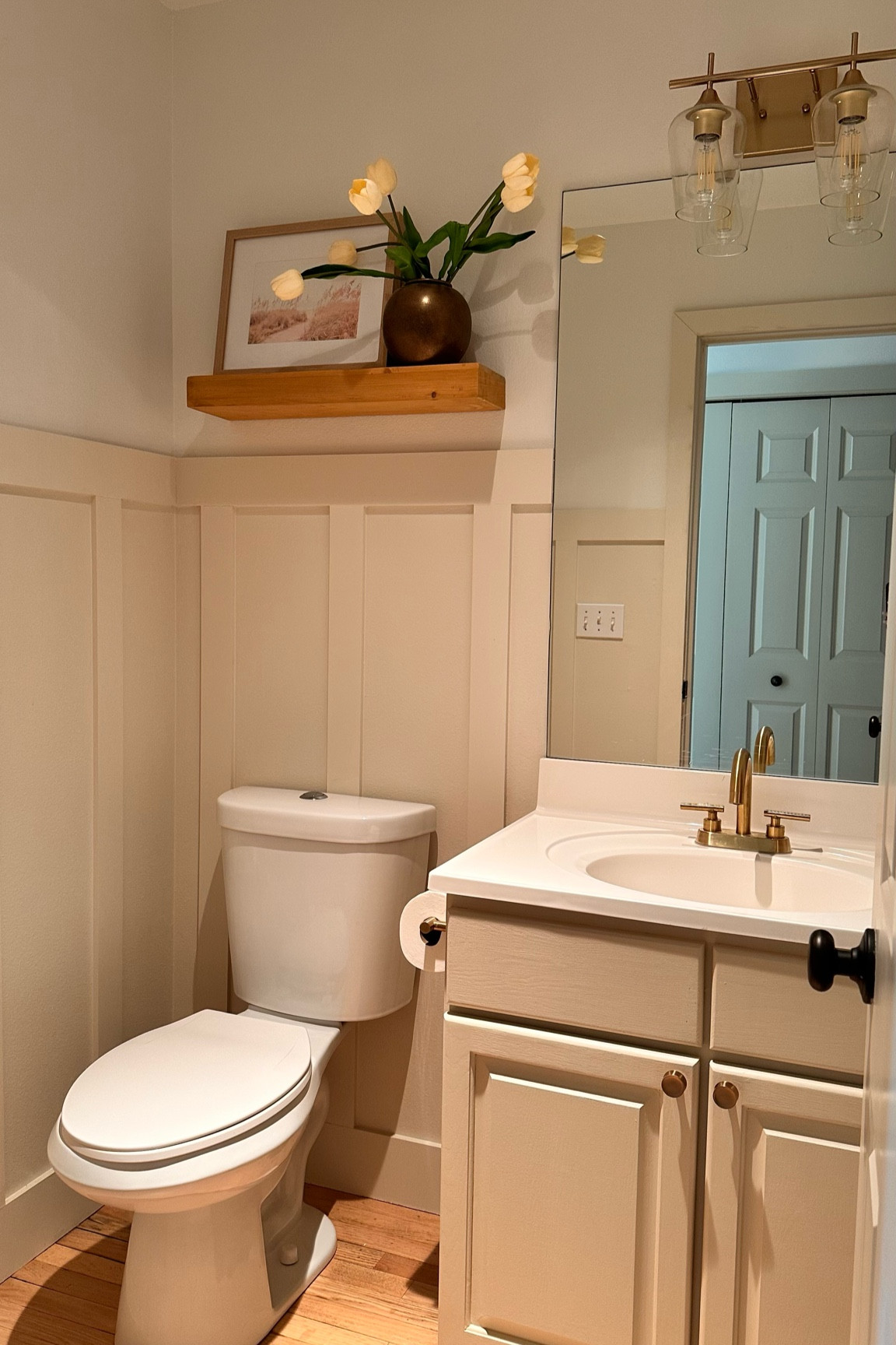 Neutral spring refresh in my powder bathroom. 