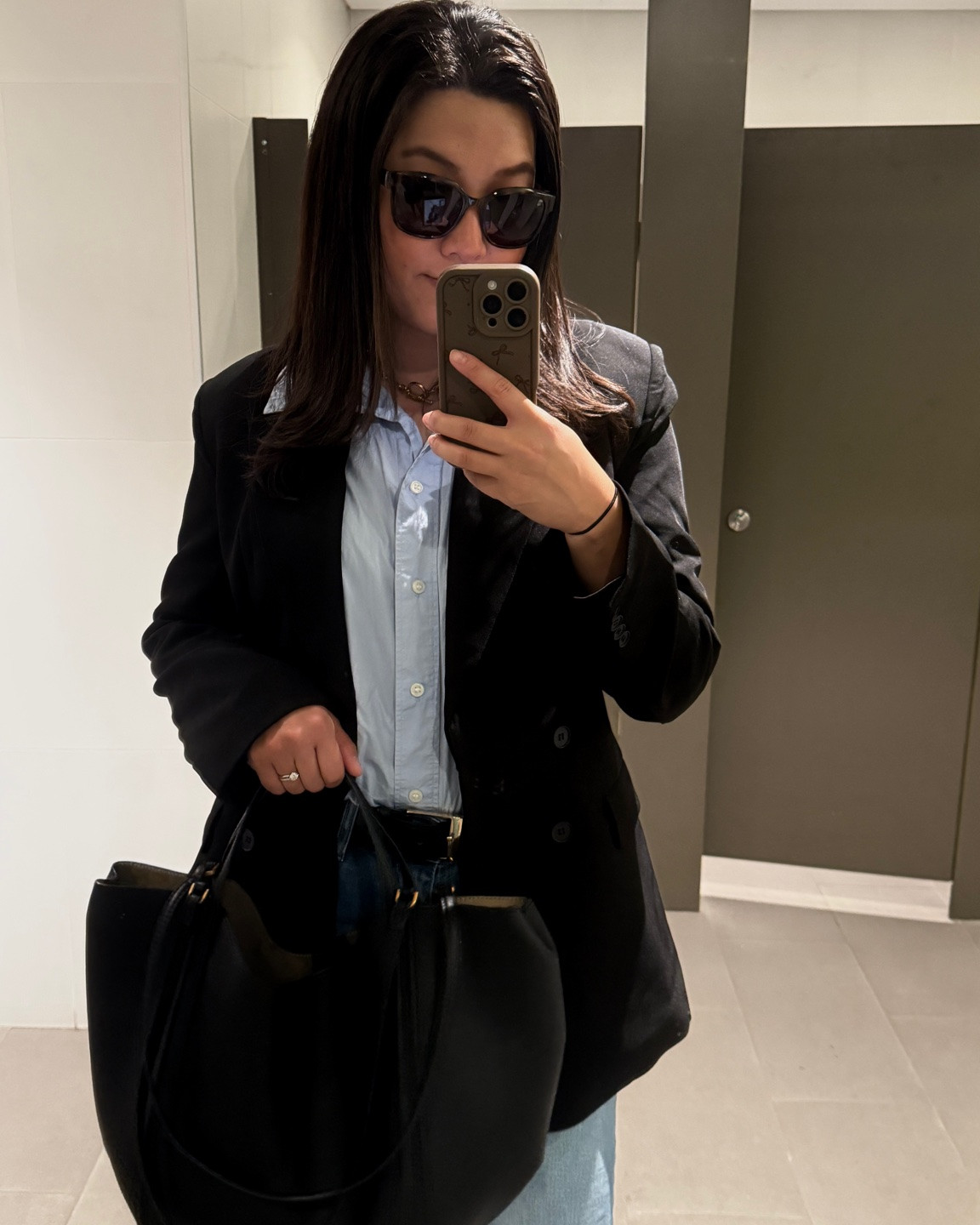 A day at work on a rainy day! 

#jeansoutfit #blackboots #smartcasual #blazeroutfit