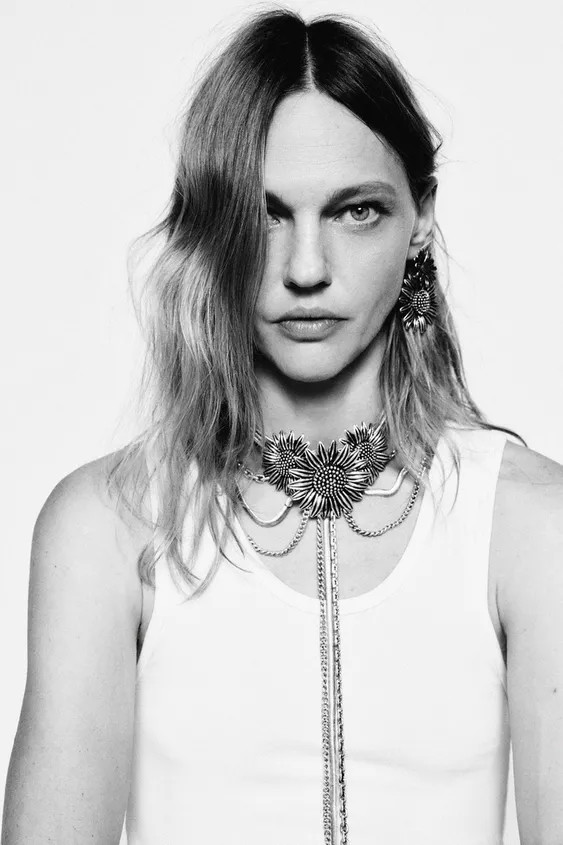 Flower shaped metal drop earrings. Butterfly closure. | Zara US