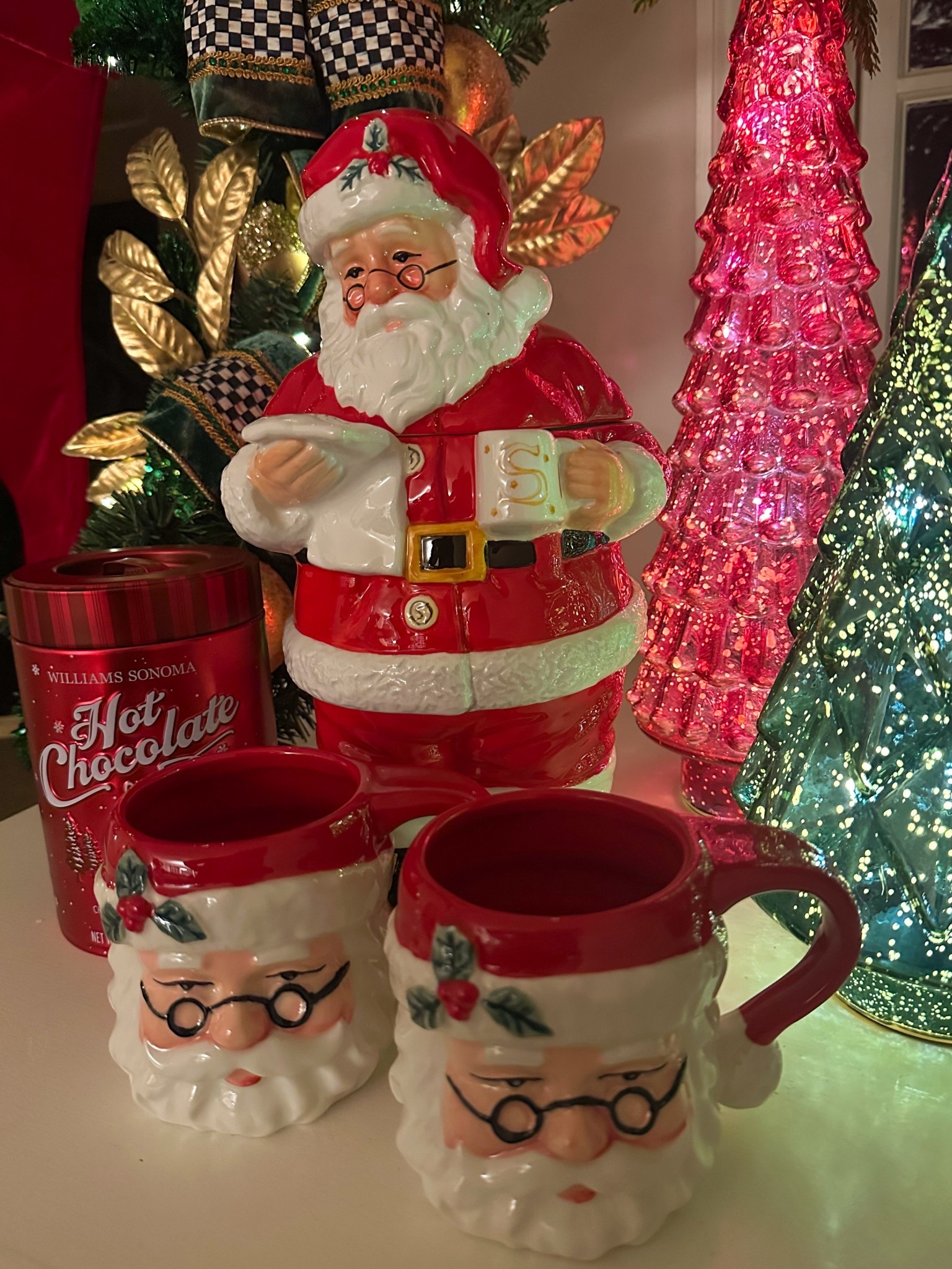 A cozy start to the season 🍫🎅🏻 Teddy and I couldn’t resist the Santa mugs and cookie jar and obviously had to grab the Williams-Sonoma hot chocolate to go with them.


Christmas kitchen decor holiday entertaining Santa mugs Santa cookie jar Williams Sonoma hot chocolate cozy kitchen Christmas gift ideas