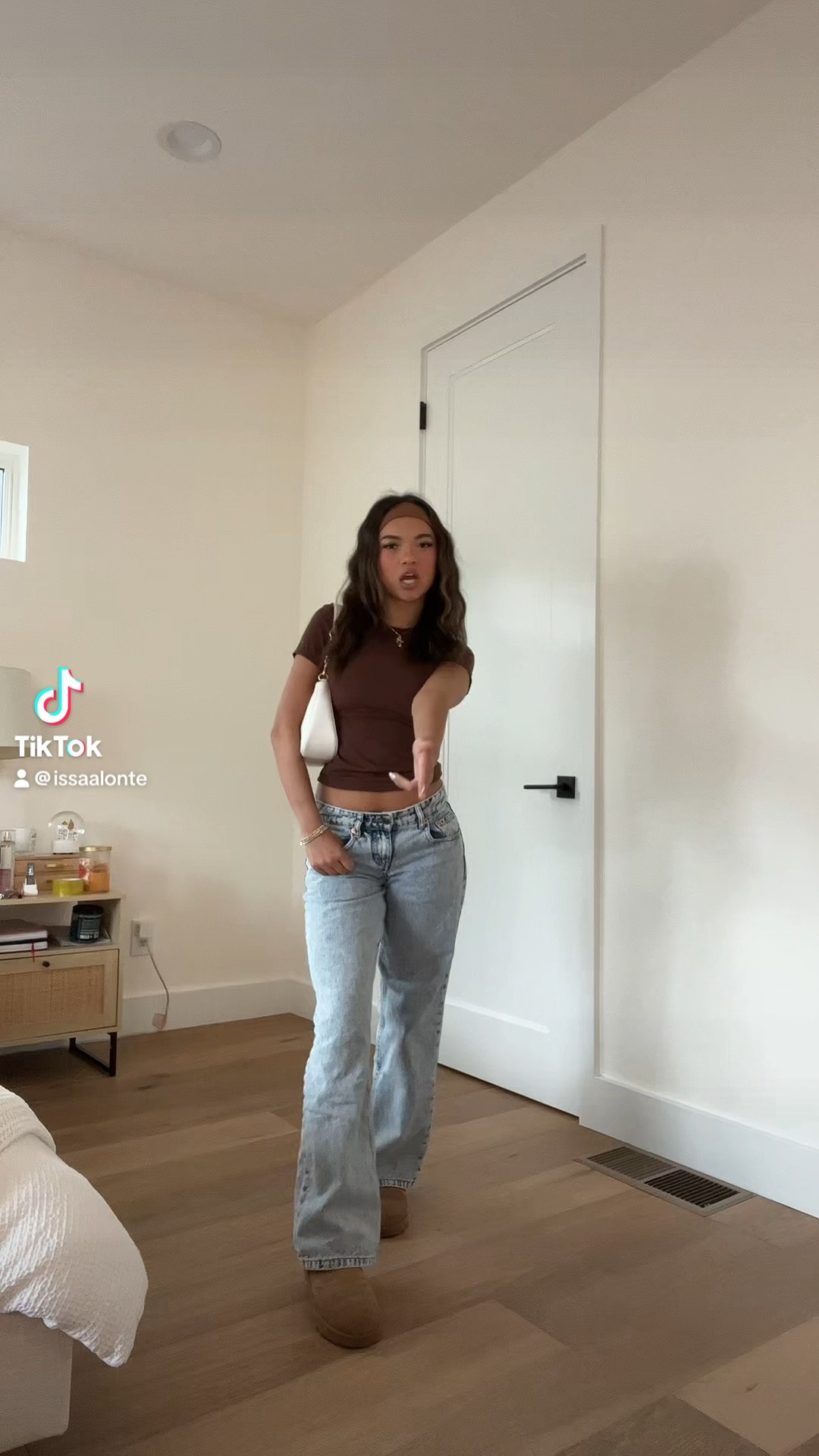 Top size xs 
Jeans size w24 l32 
Uggs size 5



#LTKstyletip #LTKSeasonal #LTKVideo