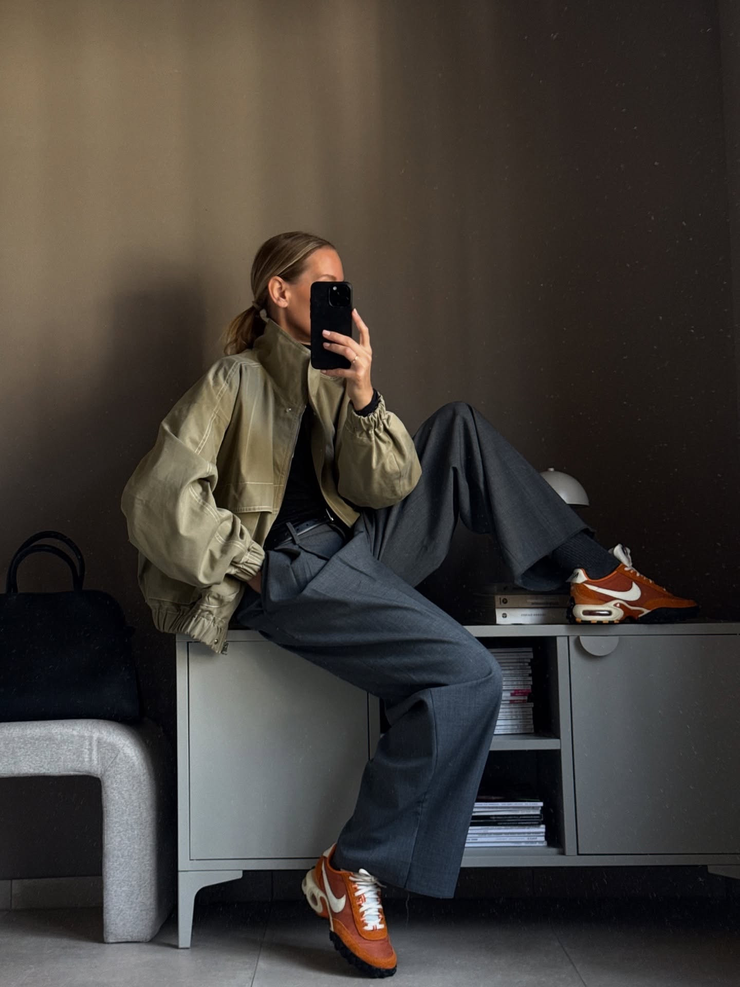 Wait, who is she wearing color?! Just a small pop, but for me, that’s wild. I’m honestly loving this vibe though. Wanted to make a statement, and these sneakers definitely deliver. 🍊
What do you guys think?

Brands tagged & linked in my stories ✌🏻