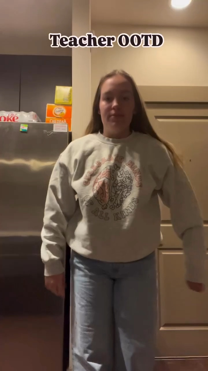 Thursday Teacher Outfit of the Day!! #amazon #etsy #kendrascott #nike #abercrombie 

#LTKVideo #LTKfindsunder50 #LTKstyletip