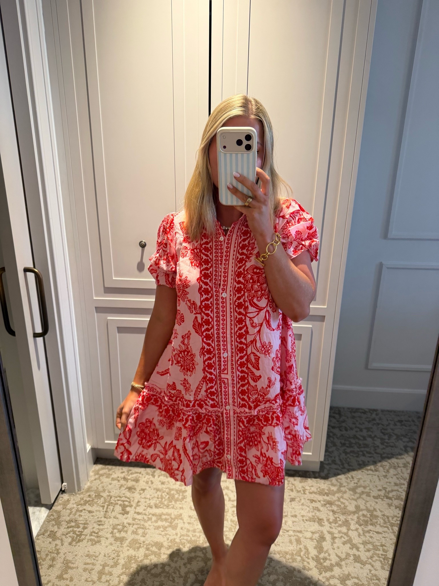 Girls trip mini dress that’s cute and casual for a girls shopping day, brunch, or even day events! Loving this pink color that’s so bright for summer time.