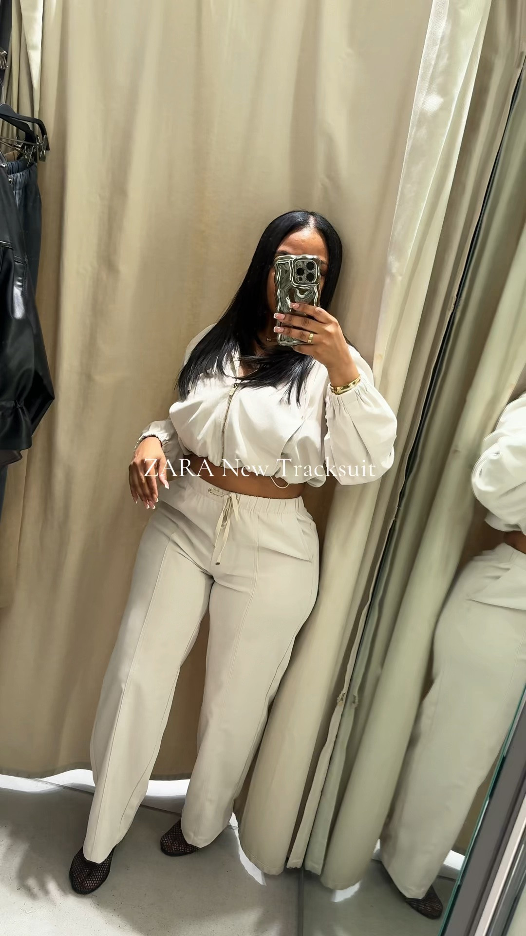 ZARA New Tracksuit I'm so obsessed.🍁
Just in time for the FALL 🍂

Comes in different colors.
🚨Size reference 🚨
I’m wearing a size extra sm jacket and med bottoms 
5”3  163lbs Hips 44 

Ladies I will post details on my storefrontt.
Zara Bomber jacket adjustable Front pockets.
Front zip closure. hooded collar with drawstring and long sleeves with cuffs. With matching bottoms
New Zara arrivals
New ZARA

#zara #zaranewin #tracksuit #fall #zaranewcollection

#LTKActive #LTKU #LTKgrwm