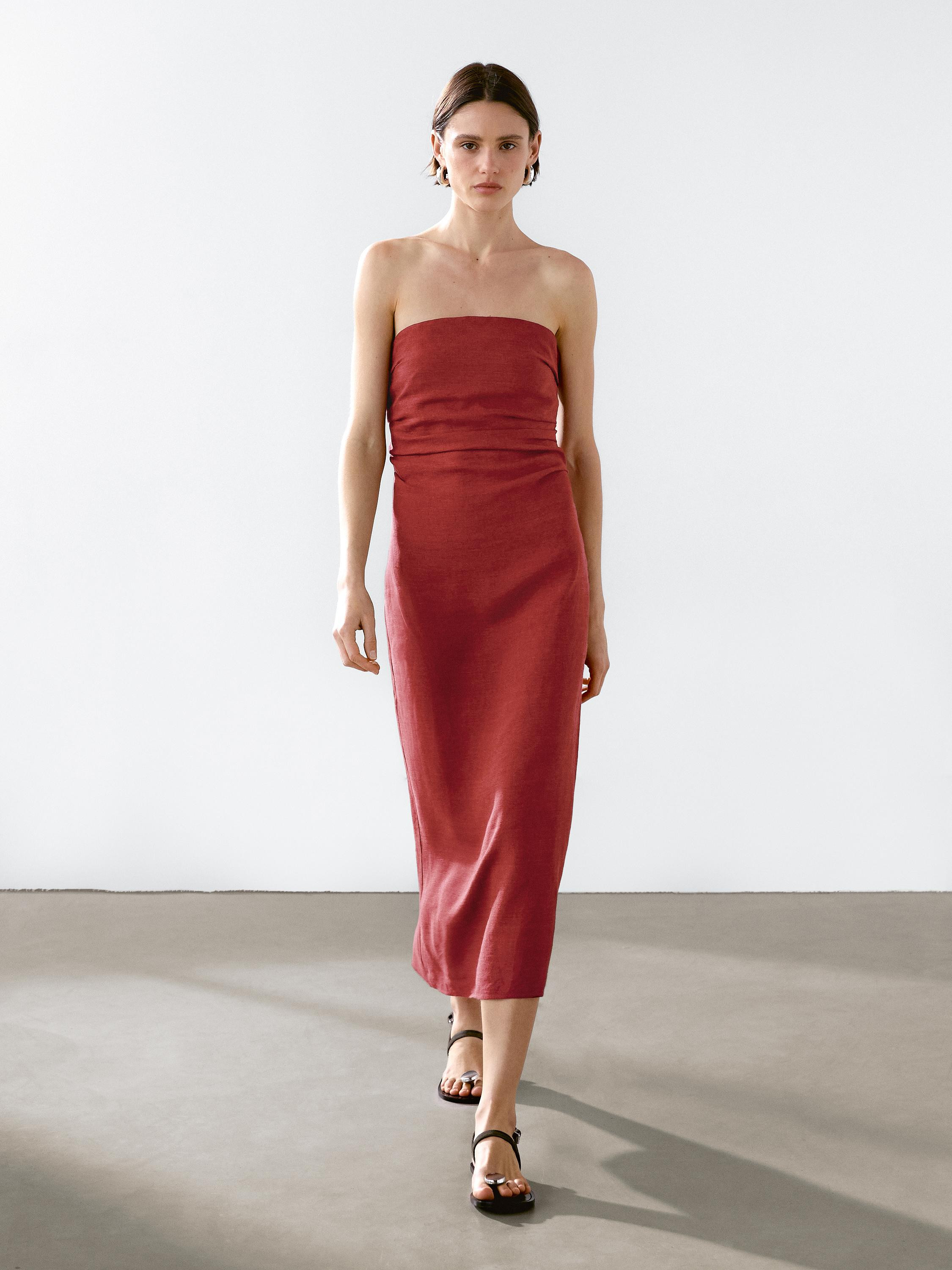 Midi dress made of 100% linen fabric . Loose. Strapless neckline. Hem with back vent. Gathered de... | Massimo Dutti UK
