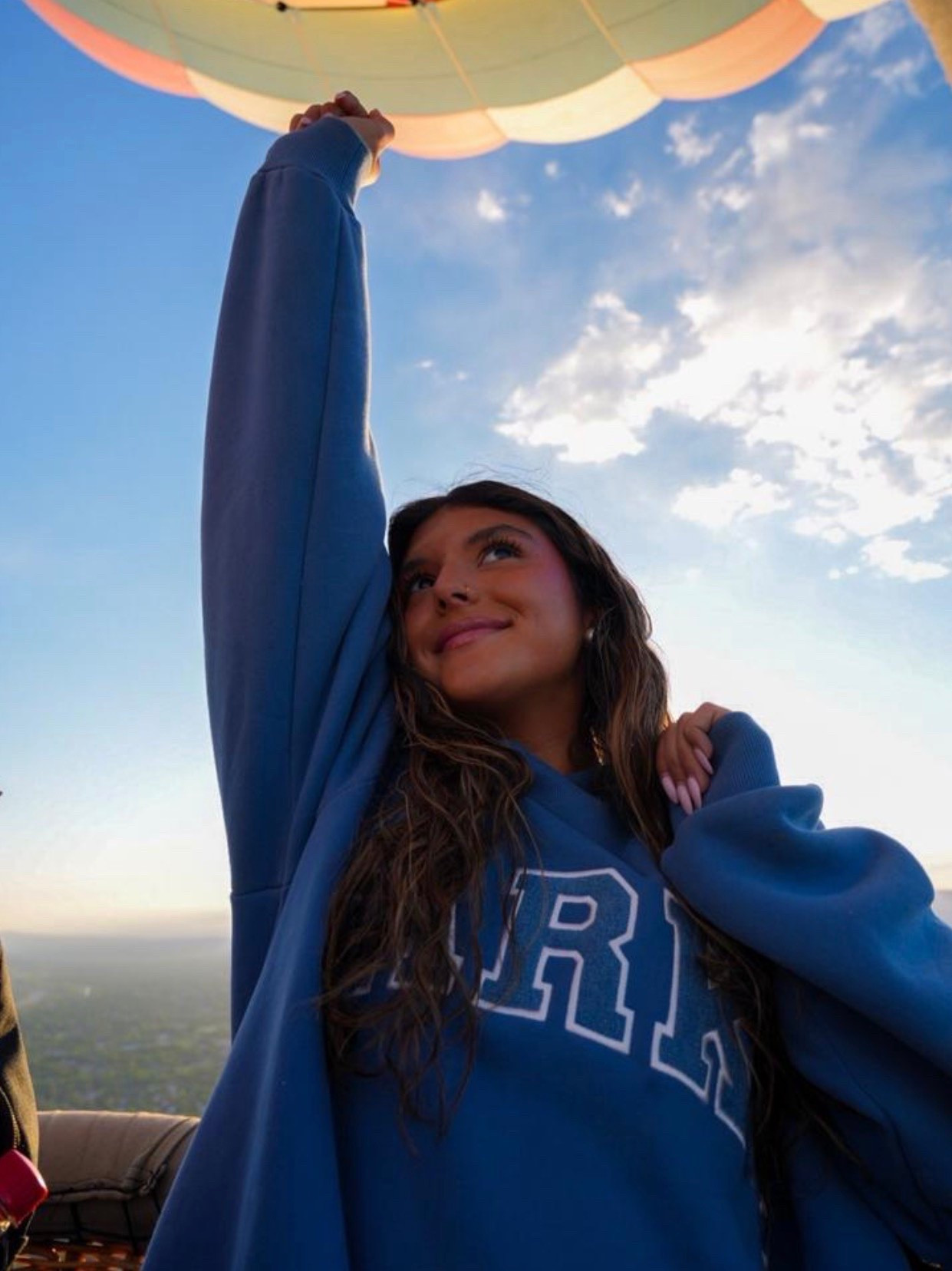 Chasing views and collecting moments ☁️💙 Some days are meant to feel a little lighter.

#TravelStyle #CasualStyle #EverydayMoments

#LTKootd #LTKmomlife #LTKstorytime