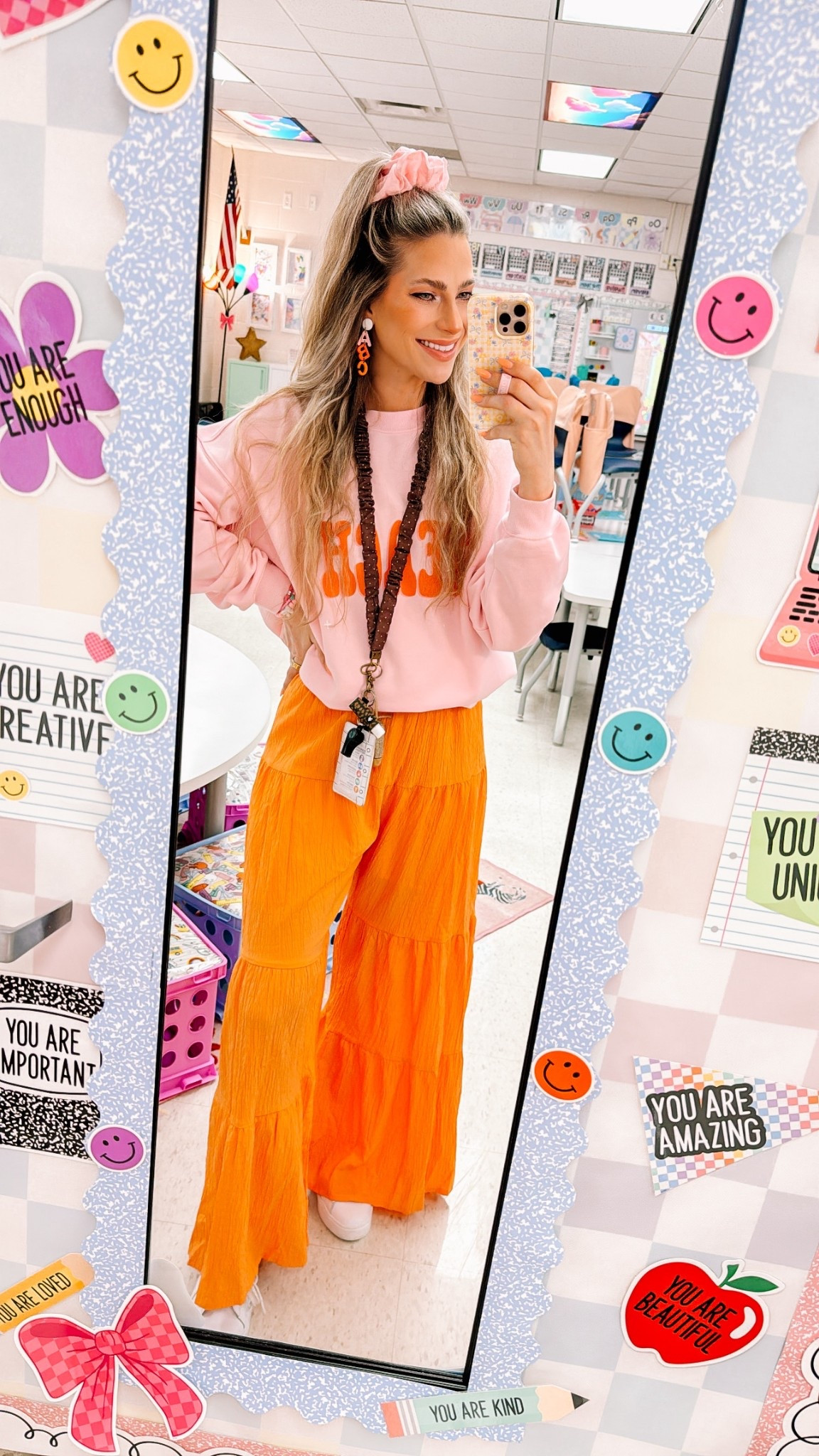 I’m wearing a size medium in the sweatshirt and small in the pants 🎀🧡🌸