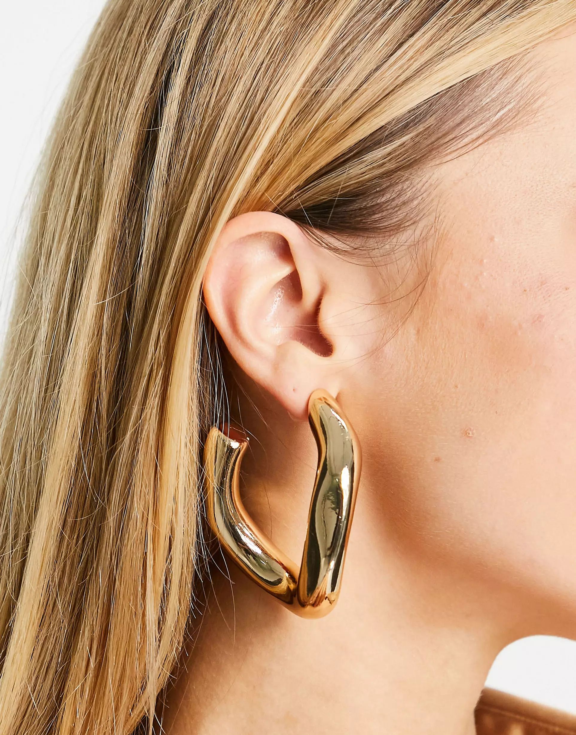 ASOS DESIGN hoop earring with large twist link design in gold tone | ASOS (Global)