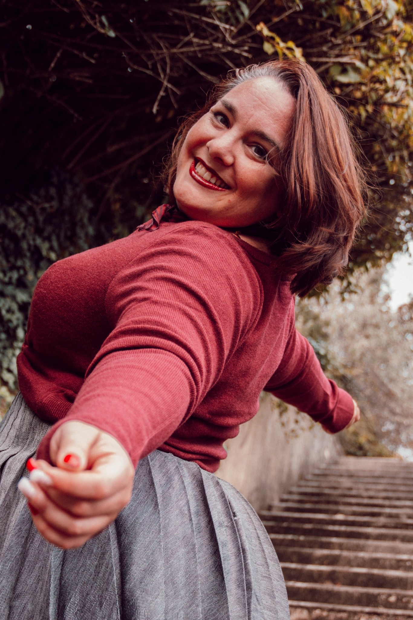 Une association de couleurs que j’adore en automne 🍁

 Le gris clair et le bordeaux, c’est ce duo intemporel qui fonctionne à chaque fois : doux, élégant et facile à porter.
La jupe plissée grise apporte du mouvement et de la légèreté, tandis que le gilet bordeaux réchauffe la silhouette sans l’alourdir.

En taille 42, c’est le genre de tenue dans laquelle je me sens féminine, confortable et assurée — parfaite pour la mi-saison 🌤️

👉 CODE PROMO : MG15 (valable jusqu’au 26 Octobre, sur l’application française et le site internet, sur une commande par personne)

@Bonprix #bonprix #fashionmadesmarter

#LTKfrance #LTKautumn #LTKmidsize