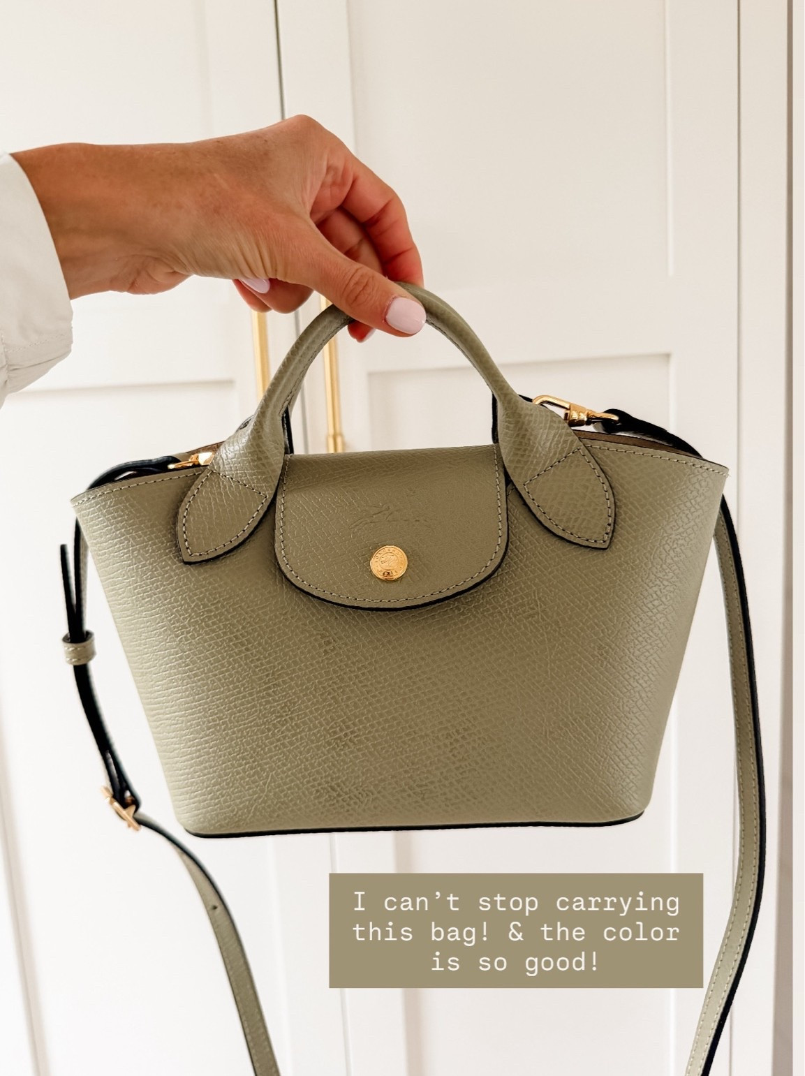 The color of this bag is stunning 😍 the perfect size to fit all of the essentials without feeling too bulky! 

Loverly Grey, Longchamp, mini crossbody bag