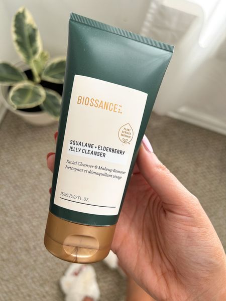 This is my favorite way to remove makeup — even waterproof mascara! Even though I have oily skin, this is a holy grail product for me that keeps my skin feeling so smooth and hydrated. Doesn’t break me out and removes all makeup so easily. Will forever repurchase. 🙌🏽


skincare, biossance, makeup, makeup remover, sephora, jelly cleanser, squalane, elderberry, face cleanser #oily #oilyskin #sephora #biossance #makeupremover 

#LTKFind #LTKGiftGuide #LTKbeauty