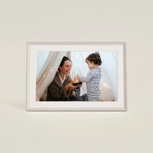 Carver Mat 10" | Aura's bestselling digital frame | Aura Frames
