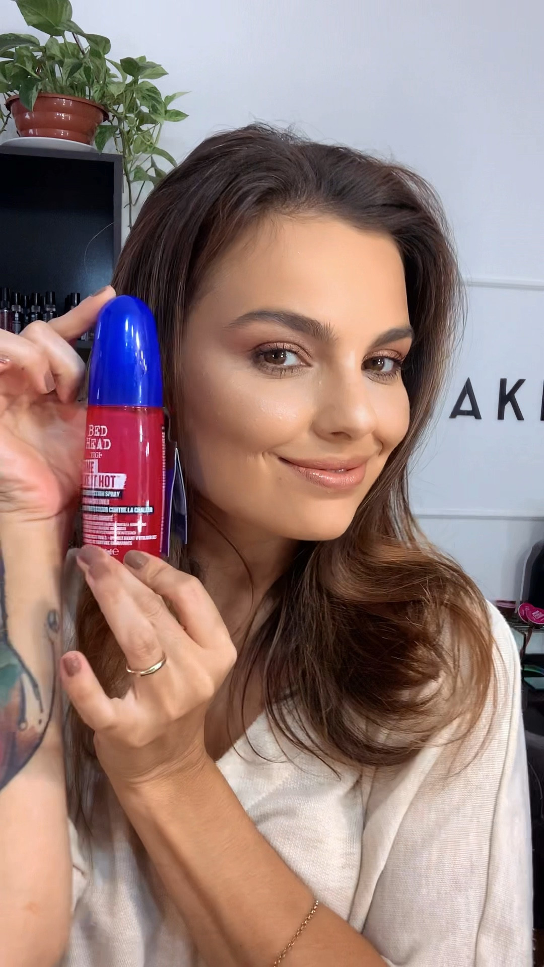 Eu estava ha um bom tempo sofrendo com o frizz , e os cabelos novos rebeldes que deixam o visual super comprometido , digamos assim 😅 

Até conhecer “Some lime it hot” O produto da @Bed Head by TIGI que alem de aer um protetor térmico, acaba com o frizz e deixa o cabelo super macio 🥰 

Assistam o video pra ver esse antes e depois do meu cabelo 😱

Me conta qual o produto que vc usa pra dar um “Up” no seu cabelo 😊

#LTKbeauty #LTKVideo #LTKbrasil