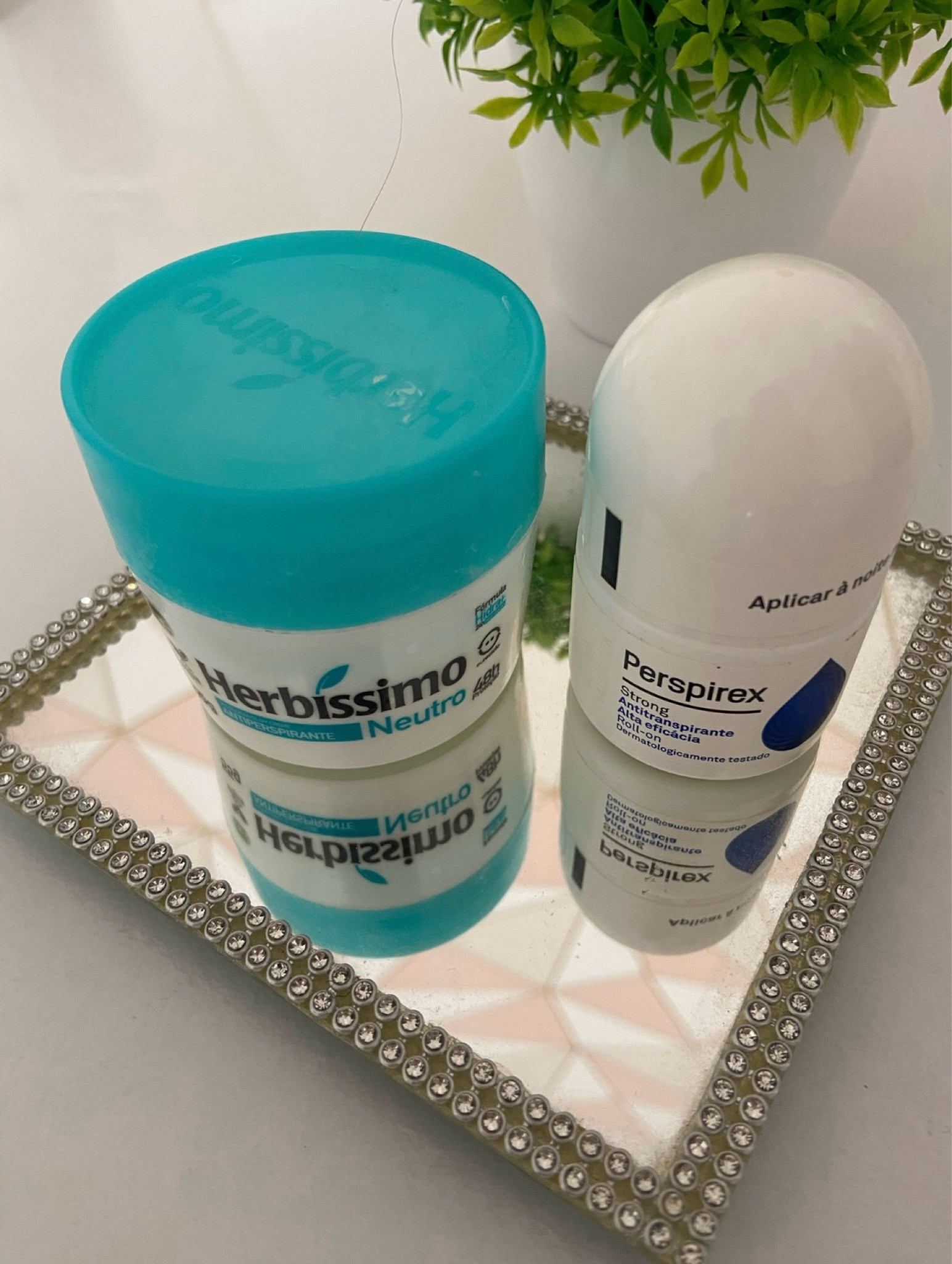 Vamos de utilidade pública? 
Vamos falar de desodorante, afinal de contas só perfume e creminho cheiroso não dão conta né? Perspirex é um tratamento, necessário seguir a bula, e para alternar o tratamento utilize um desodorante em creme e de preferência neutro para hidratar as axilas. 
#perspirex #utilidadepublica #desodorante #dica 

#LTKbrasil #LTKbeauty