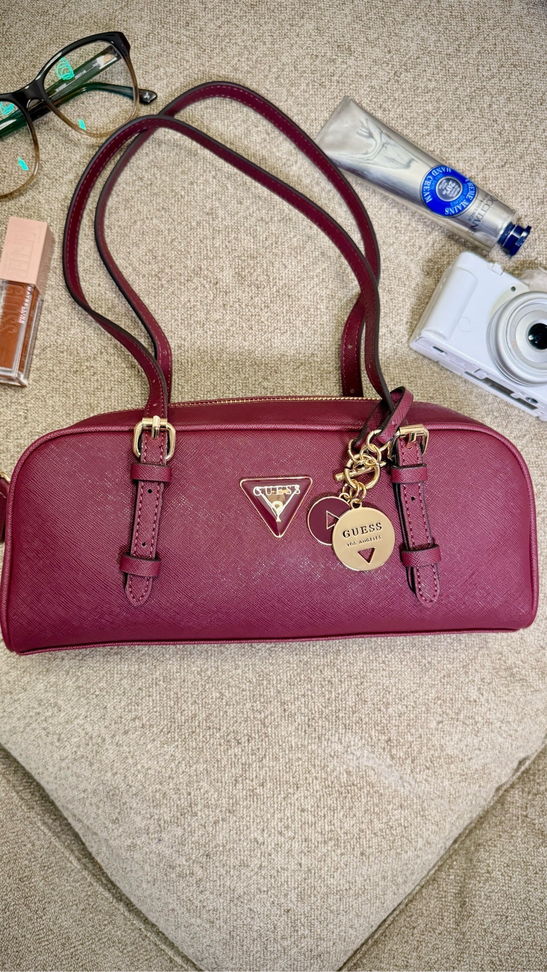 A burgundy handbag added to elevate my collection 🤎

#LoveGUESS #GUESShandbags #baghaul #handbags #fashion