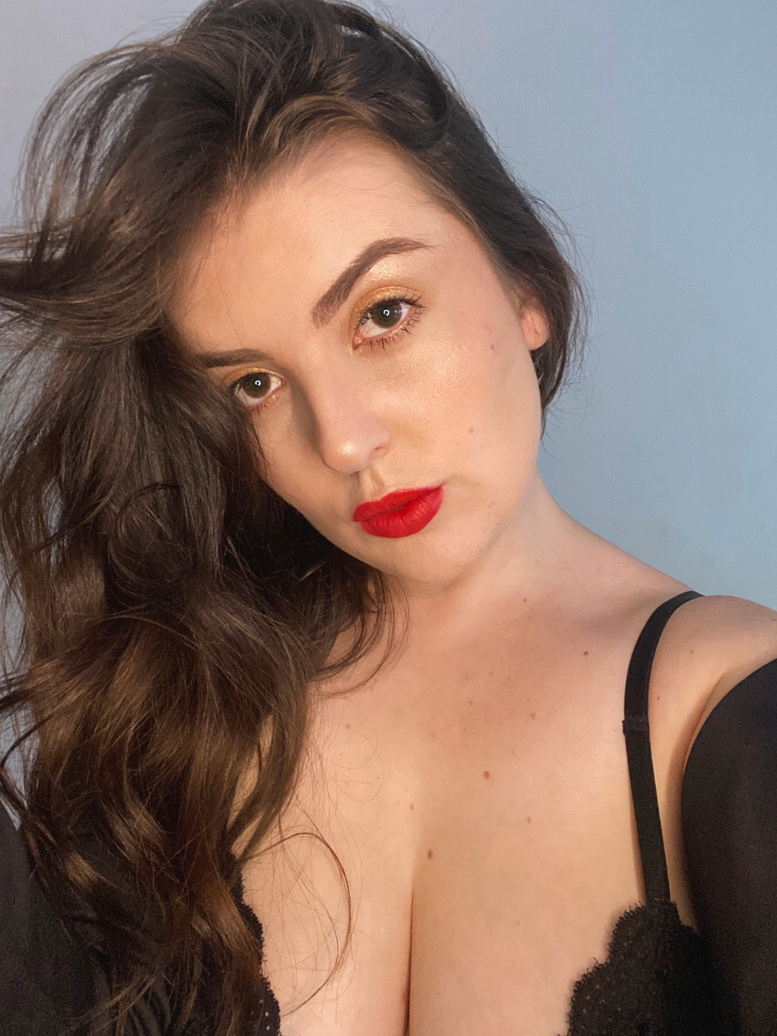 Leve esfumado dourado com boca TUDO, amo essa combinação. 💋✨

#LTKbeauty #LTKbrasil