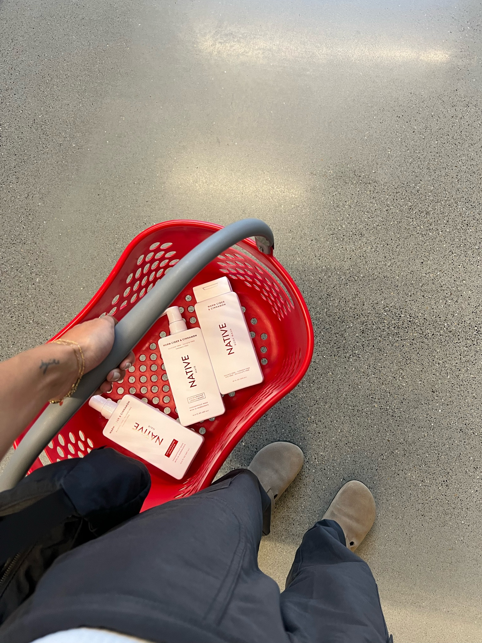 We’re jumping into fall with some of my cozy faves! The Cabin Collection’s Warm Cider and Cinnamon Shampoo, Conditioner + Body wash! 🍁🍃✨ @target 
@native #NativePartner #TargetStyle #Target #TargetPartner