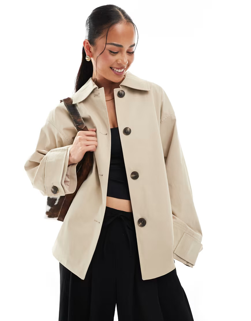 ONLY – Kurzer, kastiger Trenchcoat in Beige-Neutral | ASOS (Global)