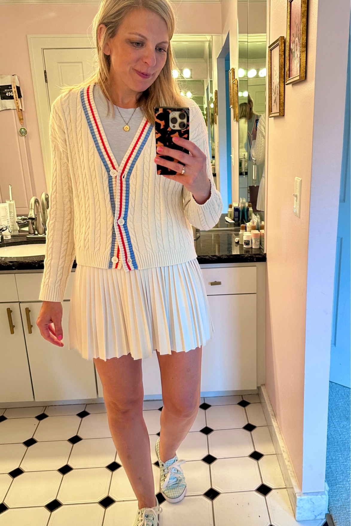 Comfy but make it cute! 

#activewear #womensactivewear #tennislooks #womensactivelooks #athleisure 

#LTKActive #LTKOver40 #LTKFindsUnder50