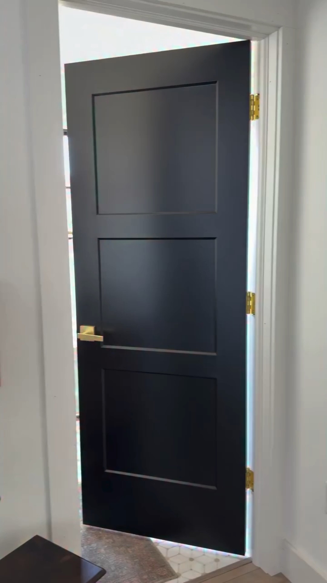 Sometimes it’s not a full room makeover…
just one quiet corner that finally feels finished.

Layers, texture, a little life — and suddenly the whole space feels different. Feels even better when you know you thrifted some it👏🏼

This hallway sees everyone — family, friends, quick hellos and slow goodbyes — so making it feel warm and welcoming mattered just as much as how it looks.