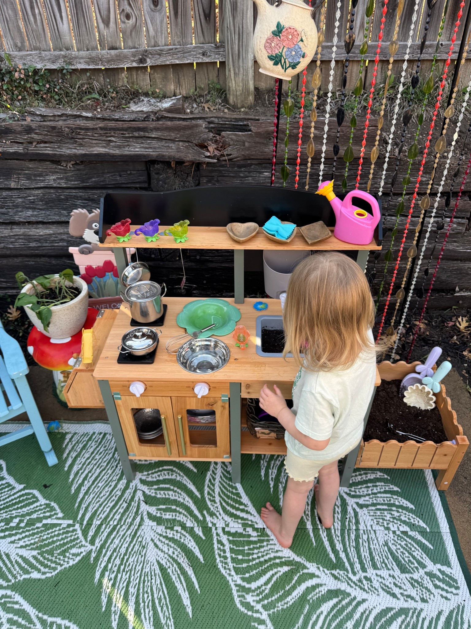 Spring is finally here and we set up the mud kitchen of our dreams 🌿

Our fav time of year 🥰 

#mudkitchen
#outdoorplay
#toddleractivities
#playbasedlearning
#springactivities 