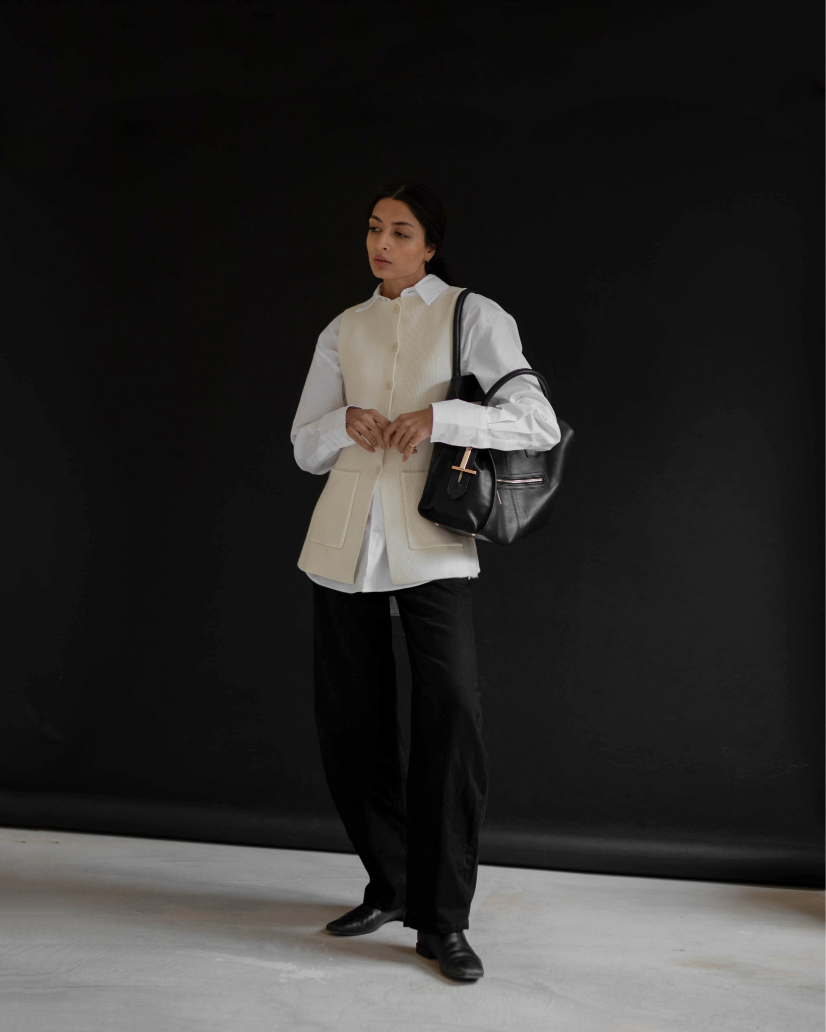 God I love a knit vest I do, theres just something about them, the 90s feel when layered & they’re so versatile! Wear alone when warm, layer when cold - so many options🧶

(Gift | Knit Vest @dissh)








#capsulewardrobe #capsulecloset #minimalstyle #minimalstreetstyle #minimalfashion #streetstyle #streetstyleluxe #streetstyleinspiration #wardrobestaples #wardrobeclassics #dissh #ankleboots #barrellegjeans #knitvest 

#LTKuk #LTKstyletip #LTKgrwm